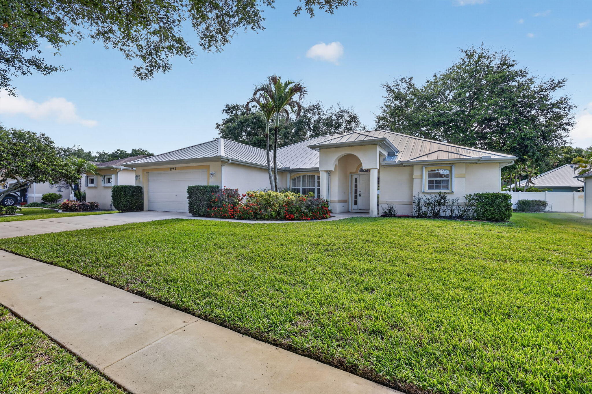 8253 Sand Pine Circle Property Photo 4