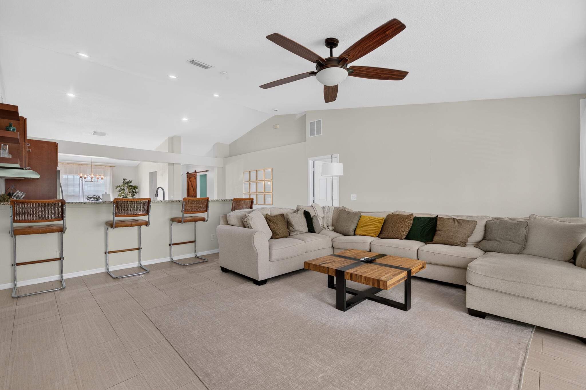 516 Se Crosspoint Drive Property Photo 11
