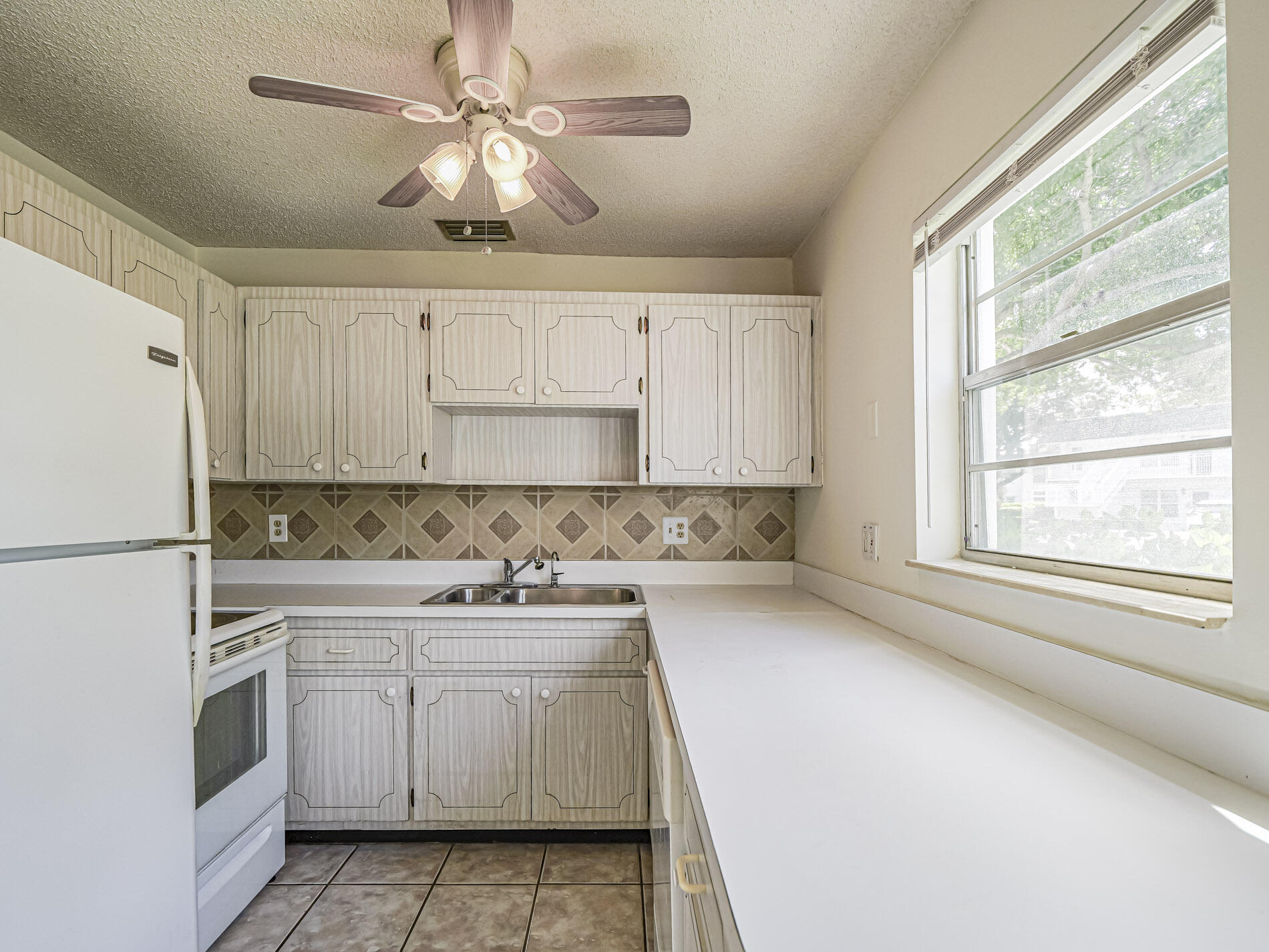 2800 Indian River Boulevard Property Photo 5