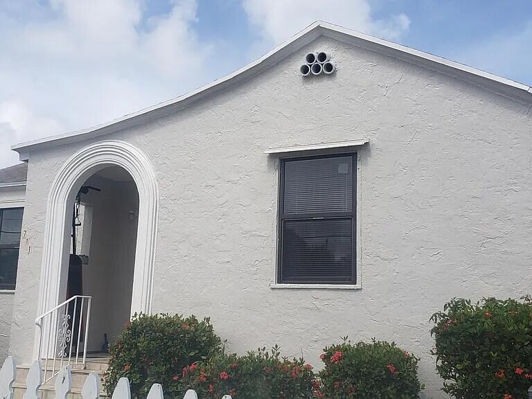 711 Palm Beach Lakes Boulevard Property Photo 1