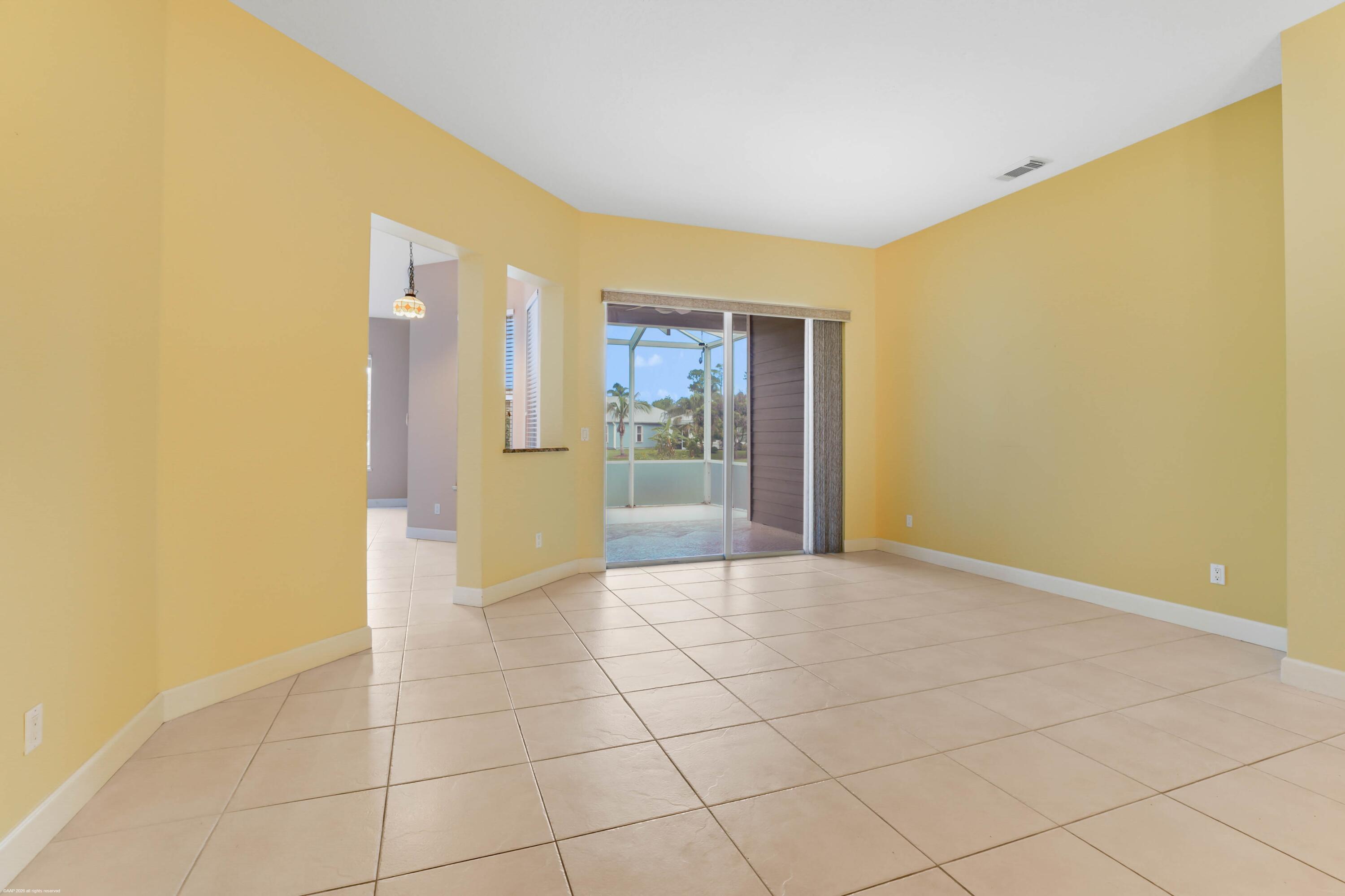 442 Ne Leaping Frog Way Property Photo 9