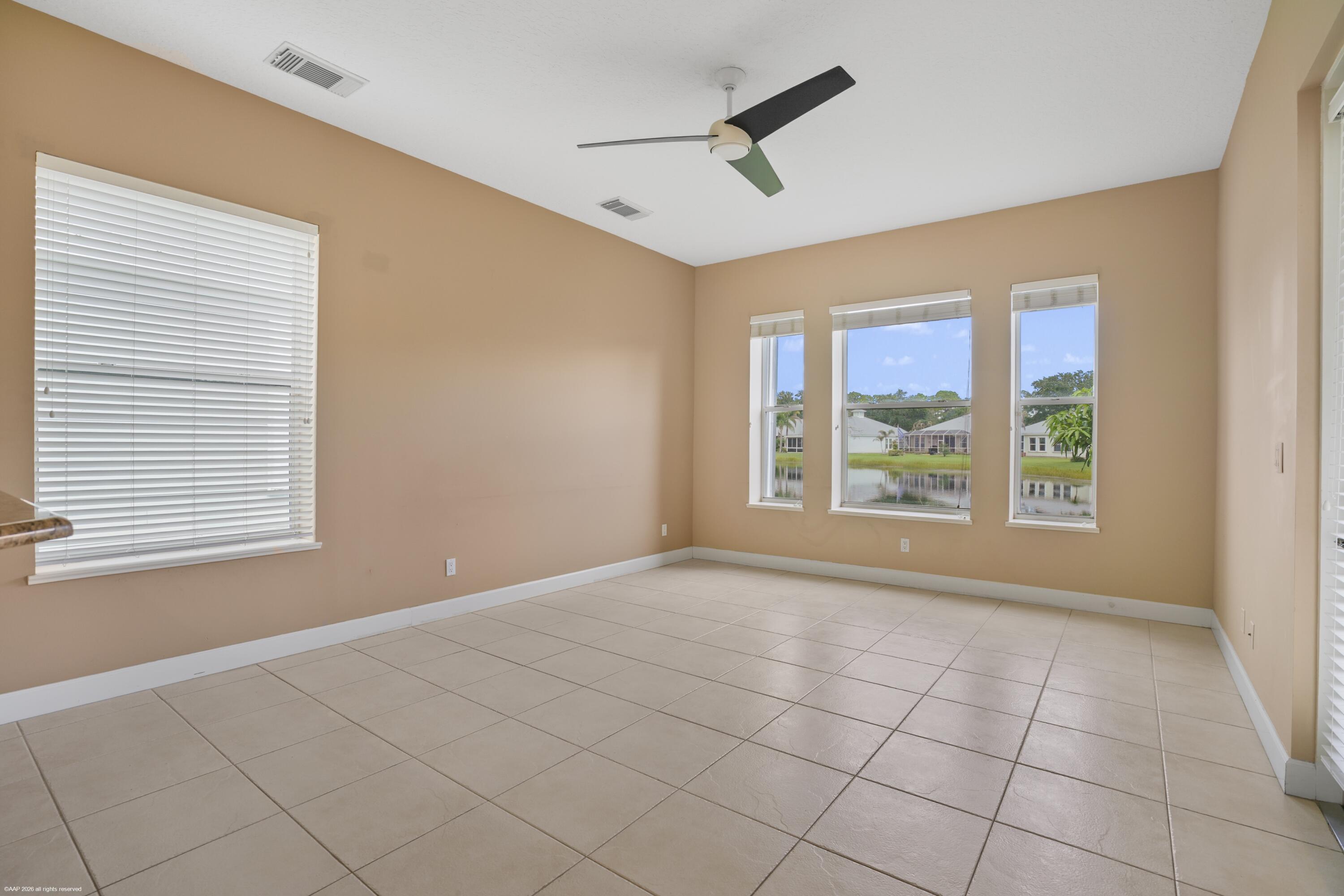 442 Ne Leaping Frog Way Property Photo 10