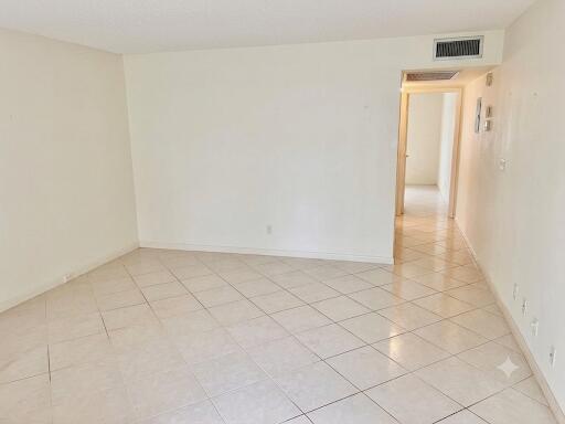 1015 Ainslie A Drive Property Photo 4
