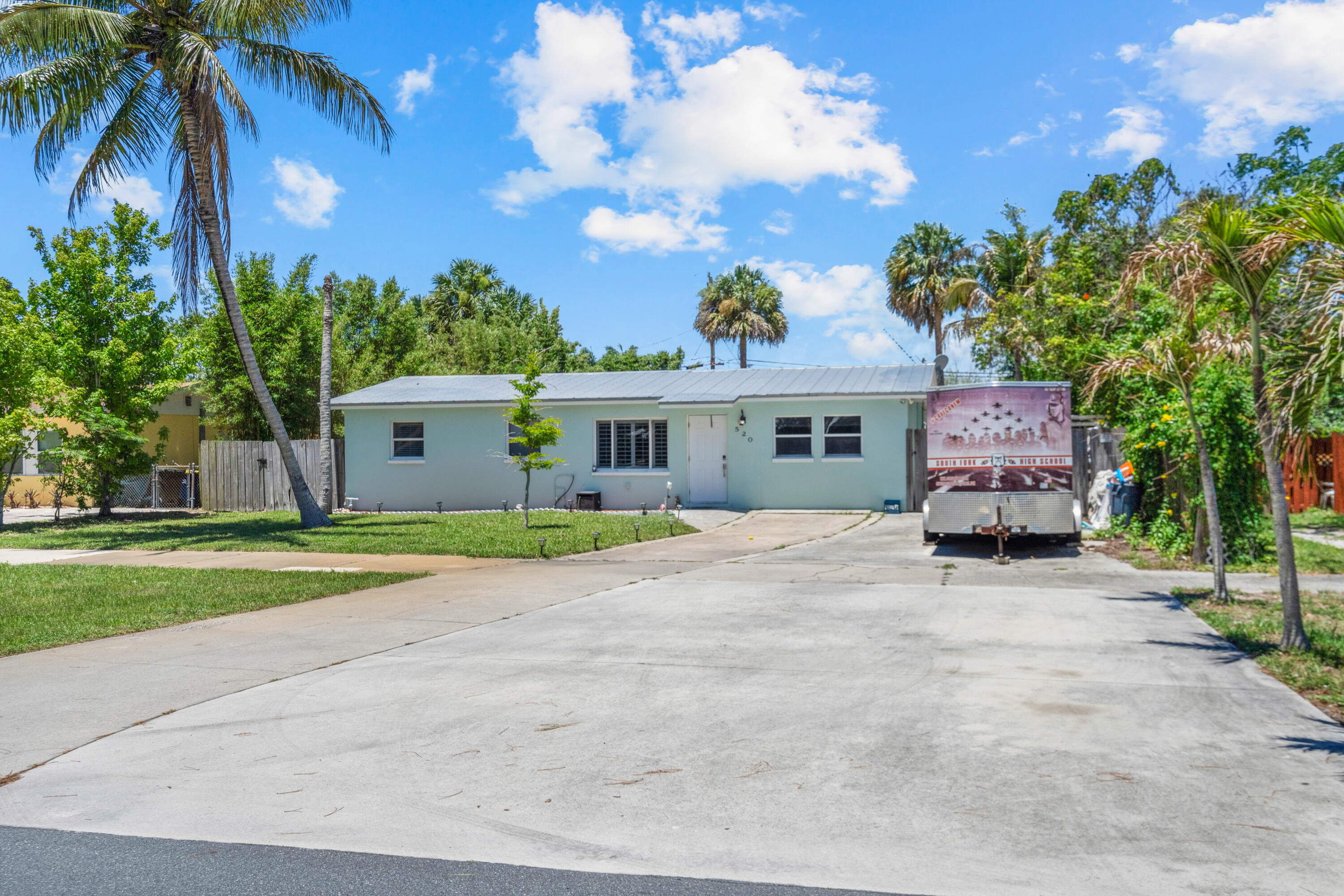 520 Se Dolphin Drive Property Photo 3