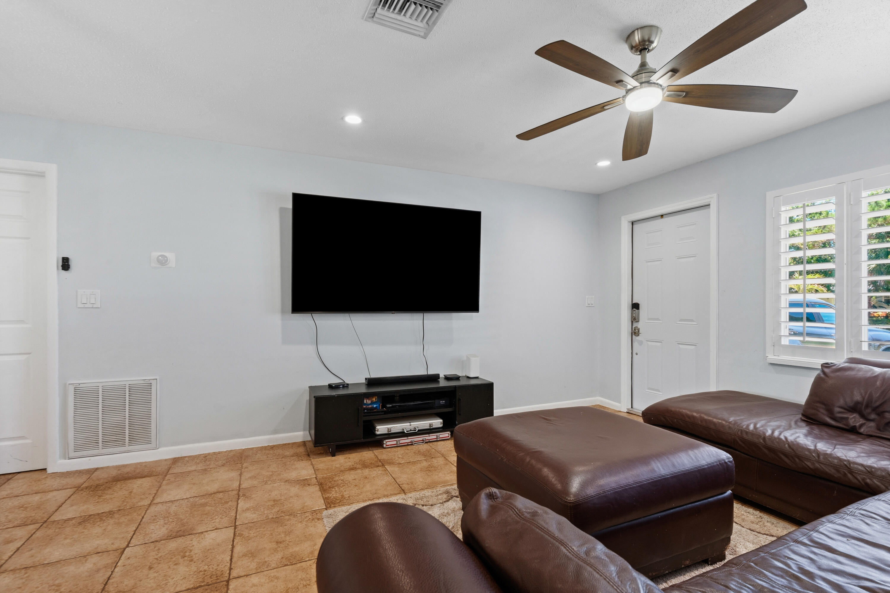 520 Se Dolphin Drive Property Photo 6