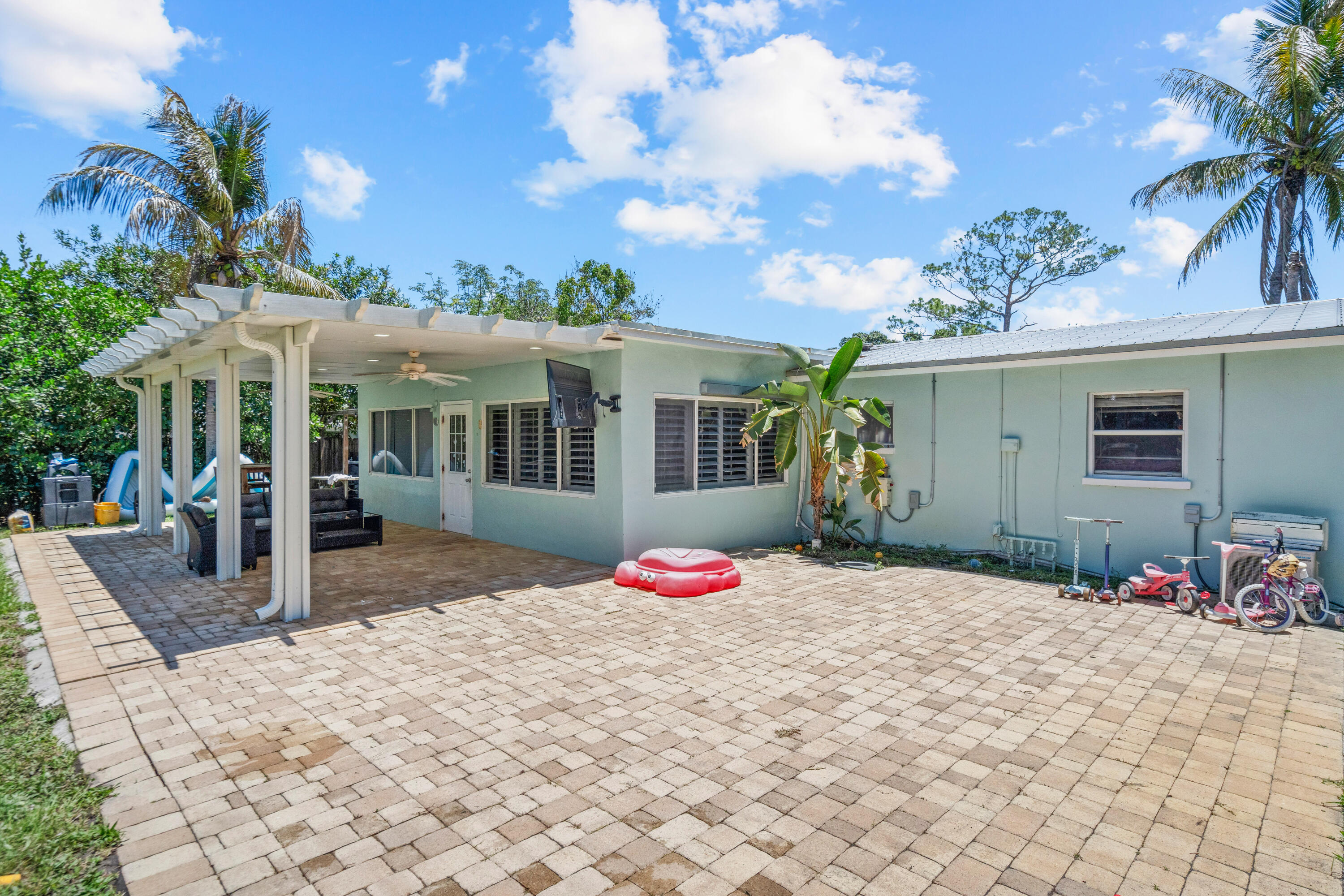 520 Se Dolphin Drive Property Photo 27
