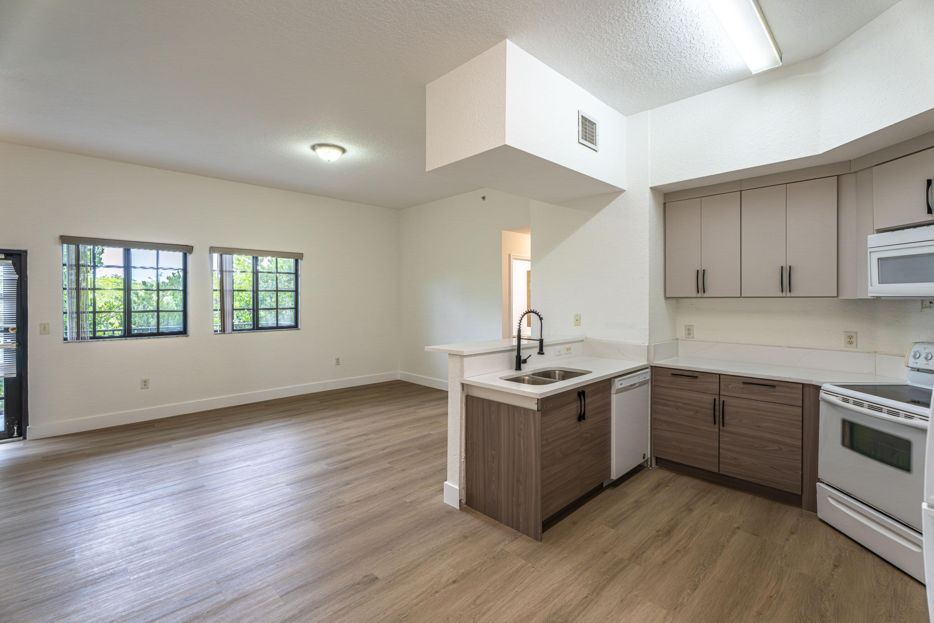 2801 Riverside Drive 301-s Property Photo 6