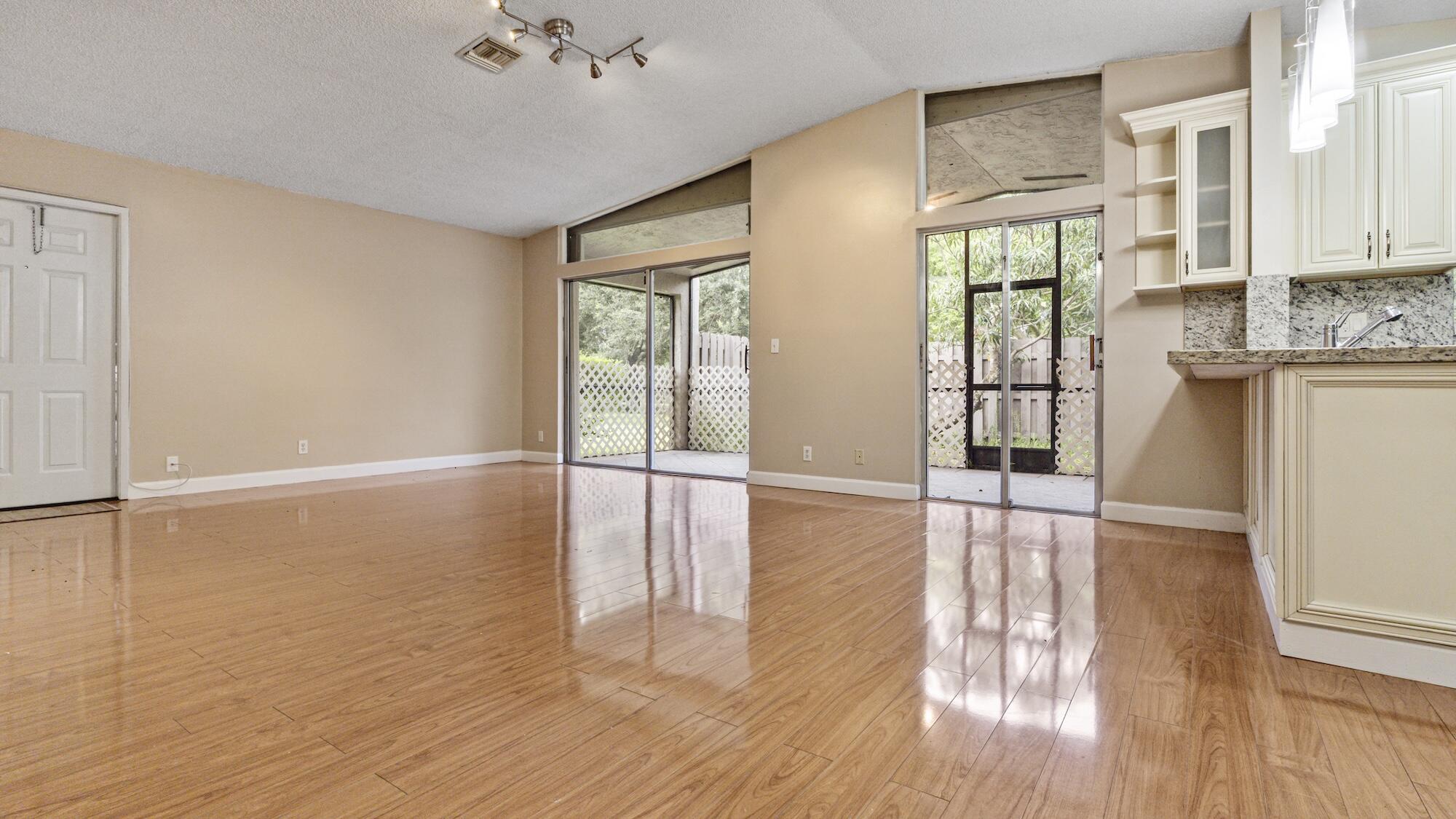 570 Woodgate Circle A Property Photo 5