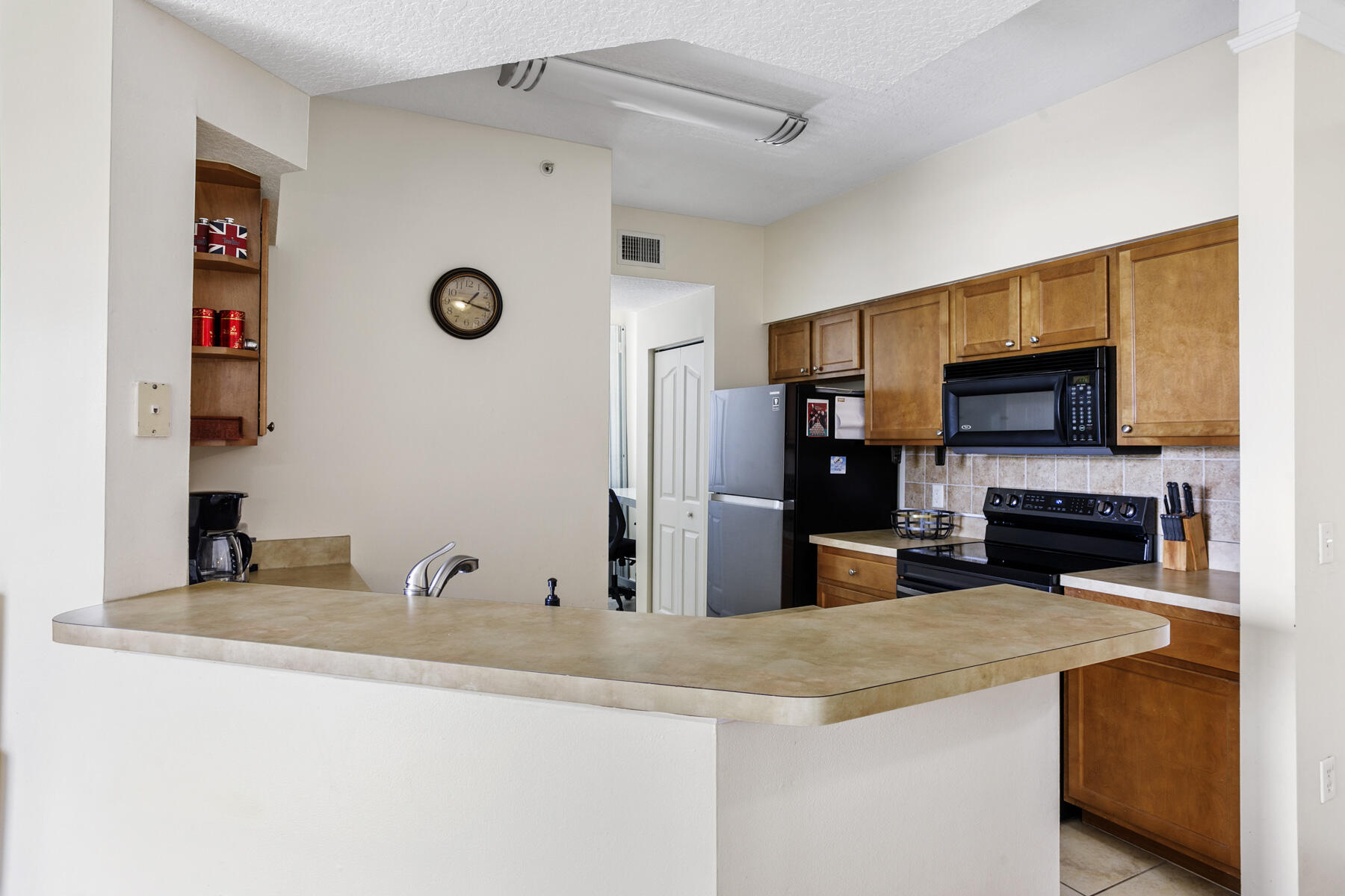 10208 Myrtlewood Circle W Property Photo 4