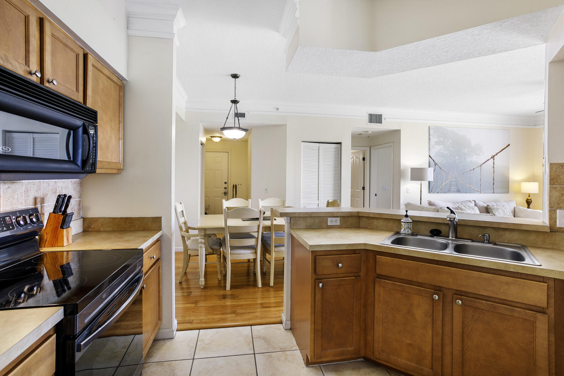 10208 Myrtlewood Circle W Property Photo 6