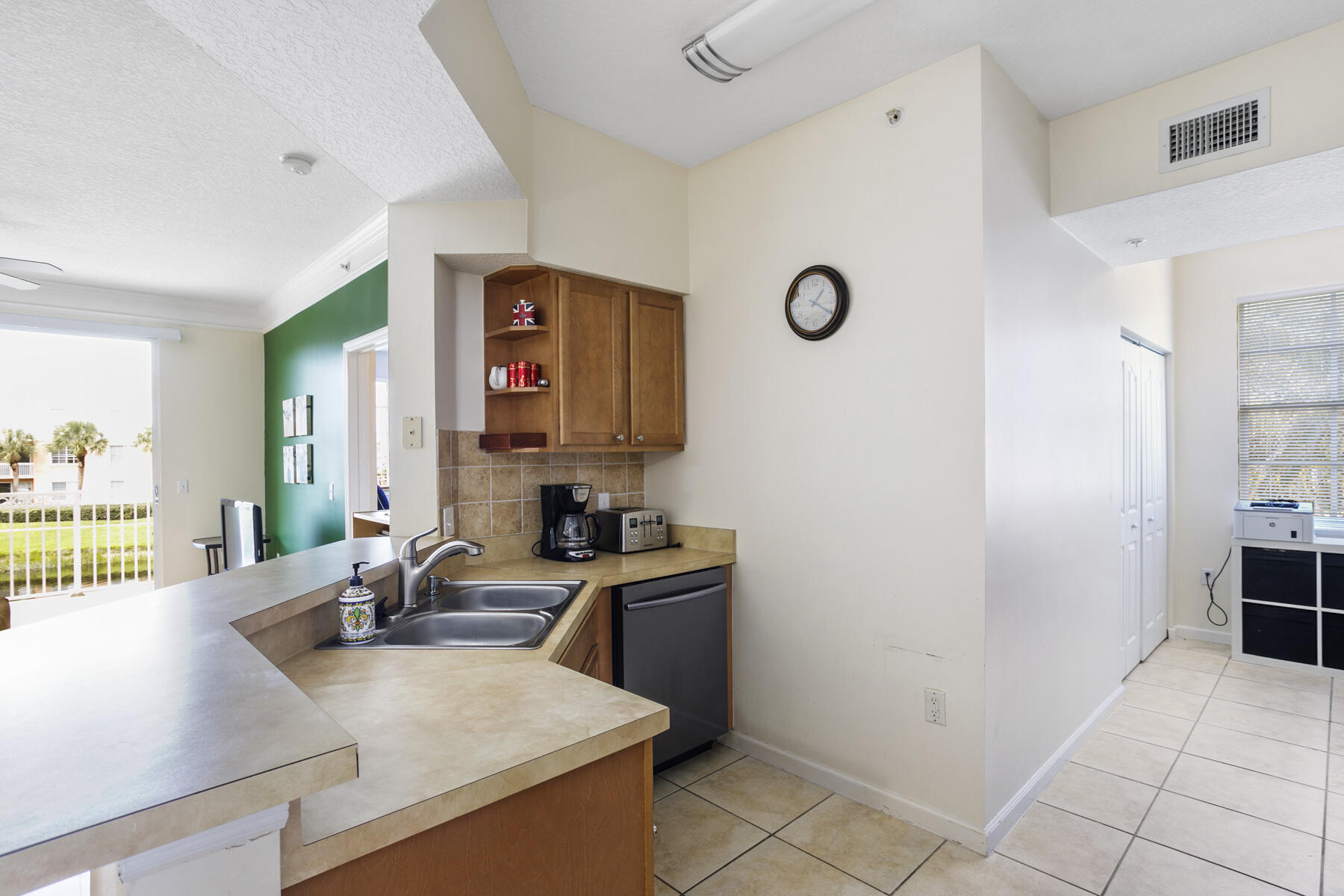 10208 Myrtlewood Circle W Property Photo 12