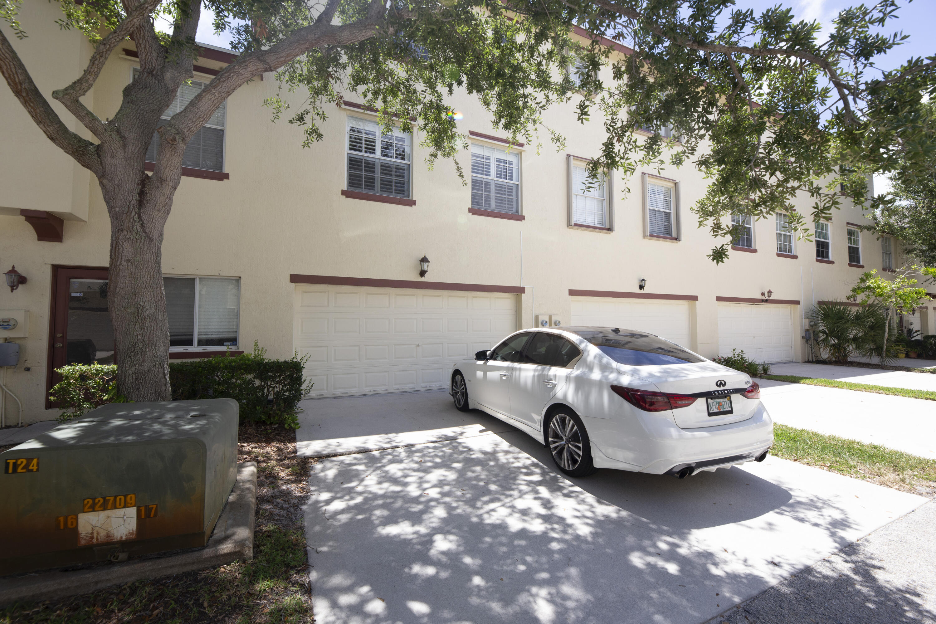 1890 Se Interlachen Drive Property Photo 3