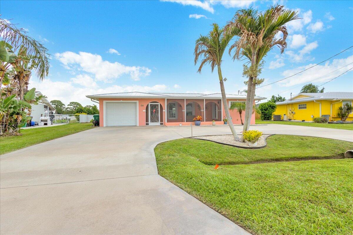 611 Se Harborview Drive Property Photo 2