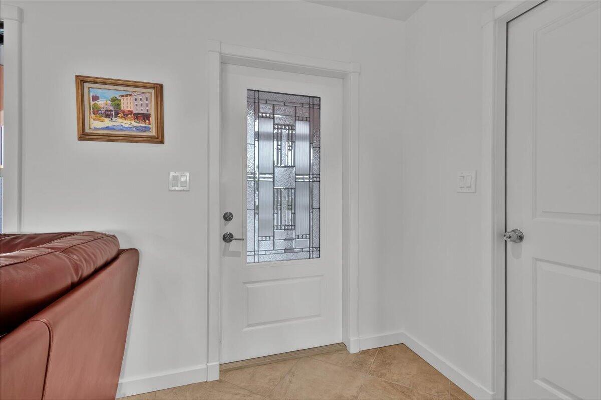 611 Se Harborview Drive Property Photo 8