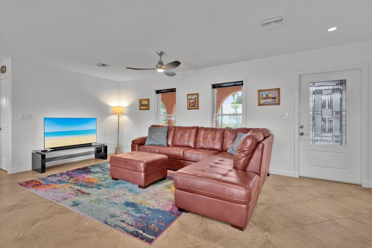 611 Se Harborview Drive Property Photo 9