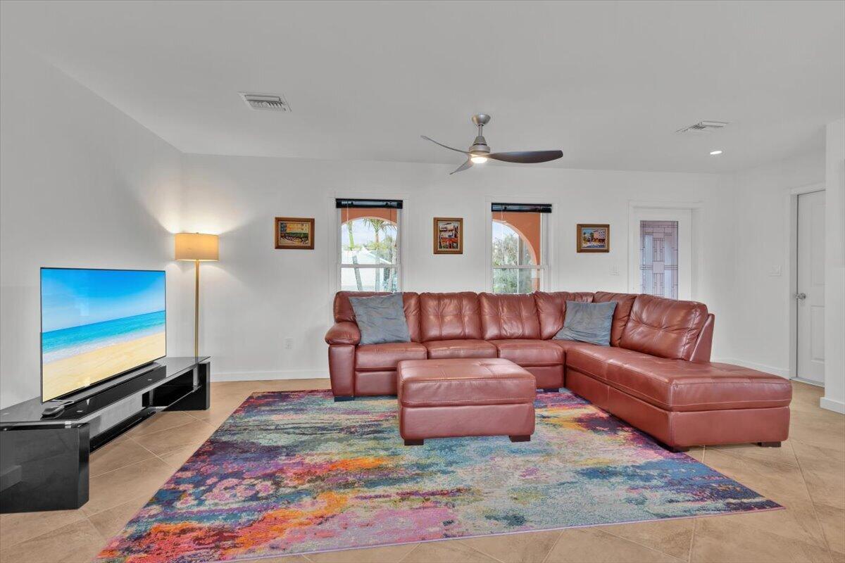 611 Se Harborview Drive Property Photo 10