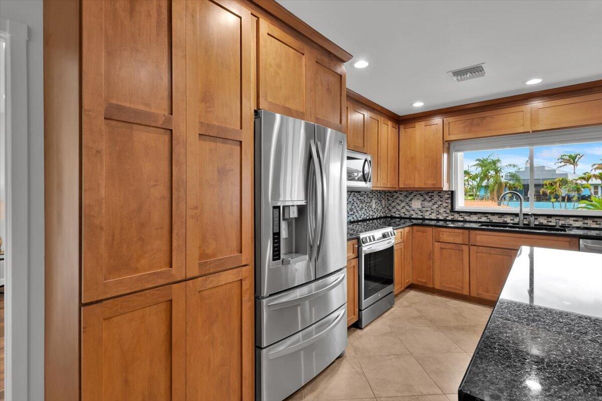 611 Se Harborview Drive Property Photo 18