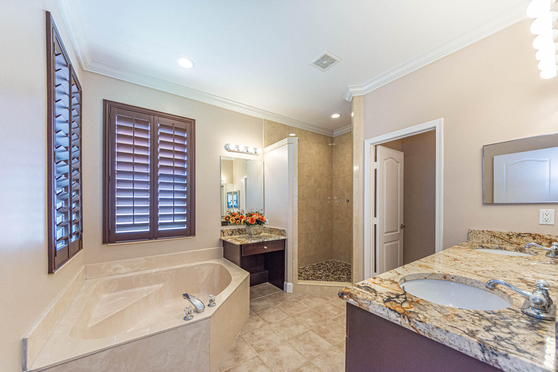6027 Arlington Way Property Photo 25