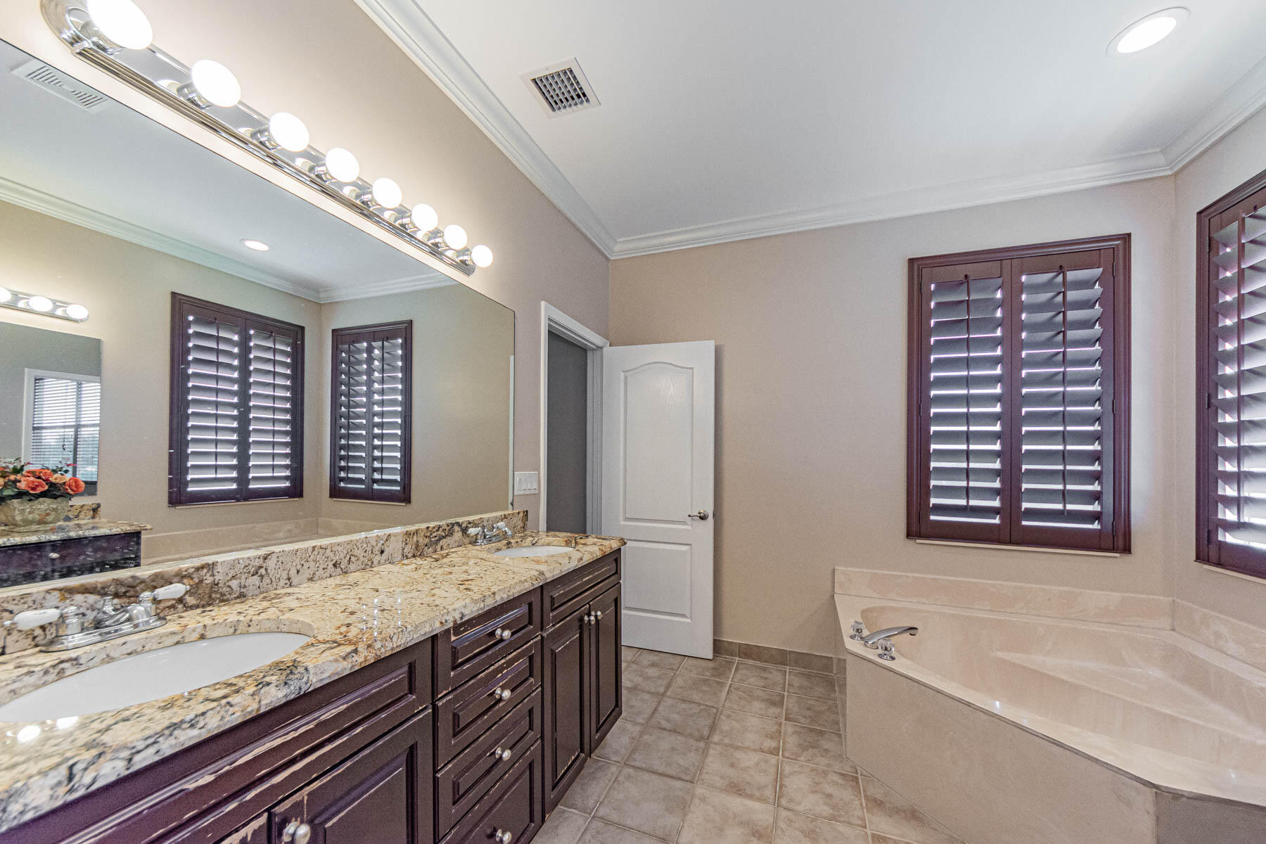 6027 Arlington Way Property Photo 28