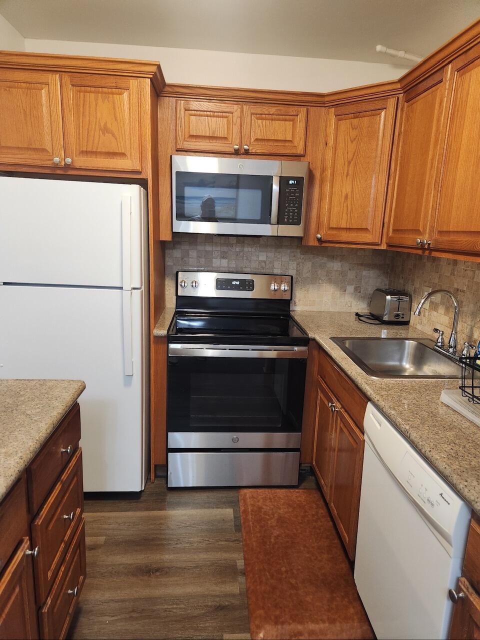 102 Westbury E 102 Property Photo 5