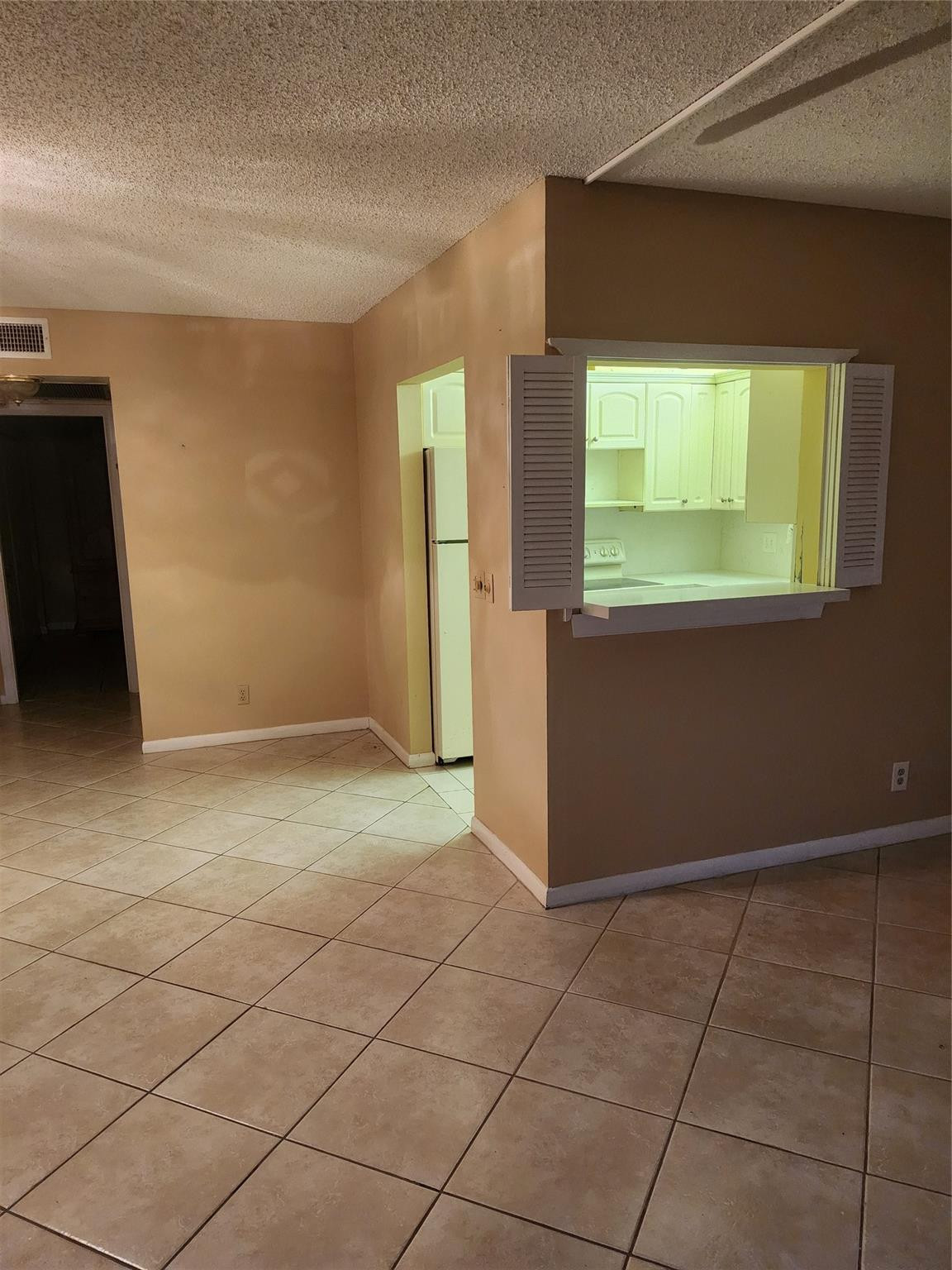 104 Westbury E Property Photo 4