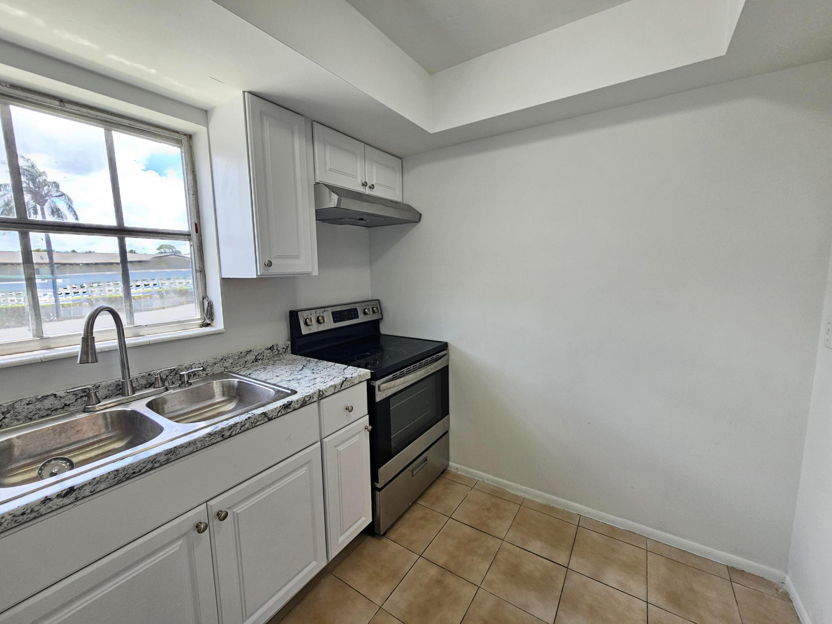 2966 Ashley Drive E F Property Photo 9