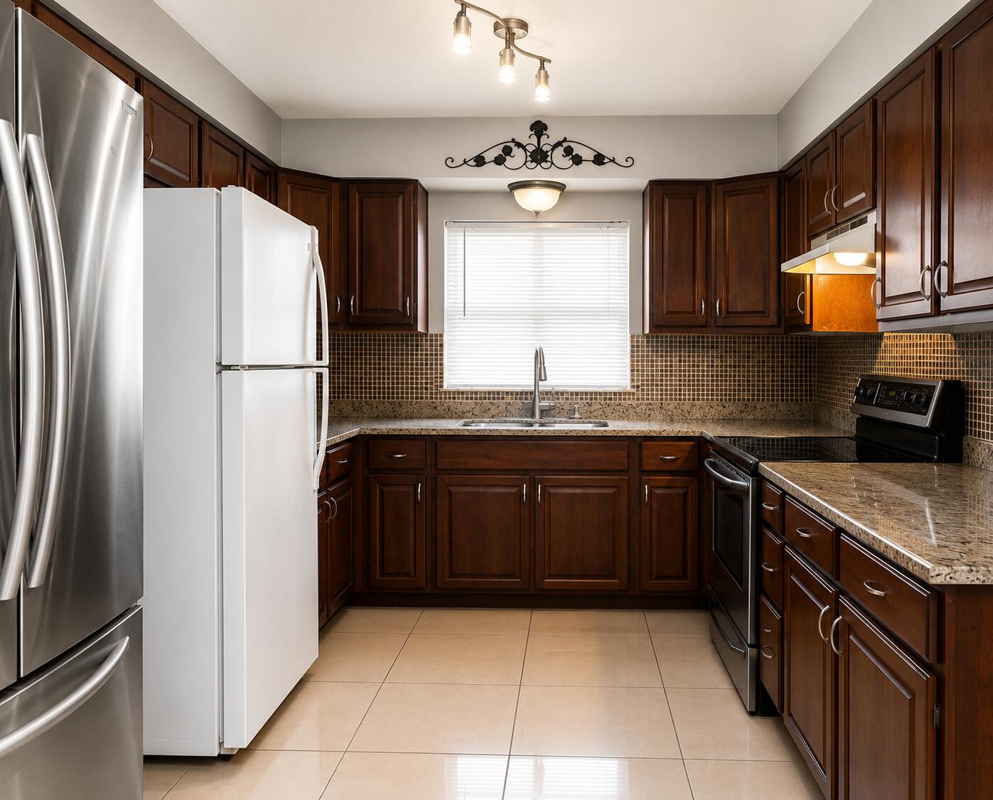 557 W Dayton Circle Property Photo 3