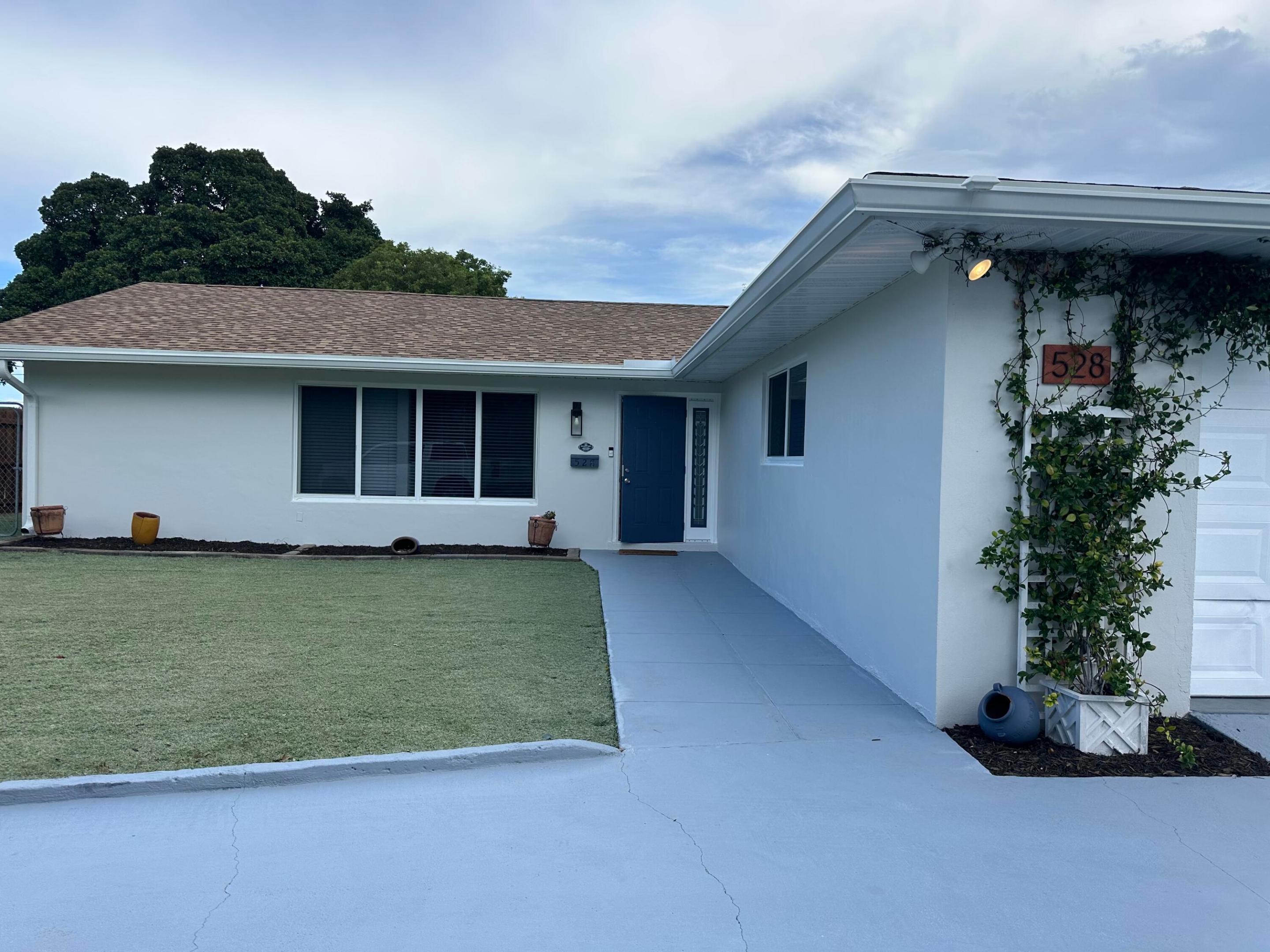 528 Date Palm Drive Property Photo 1