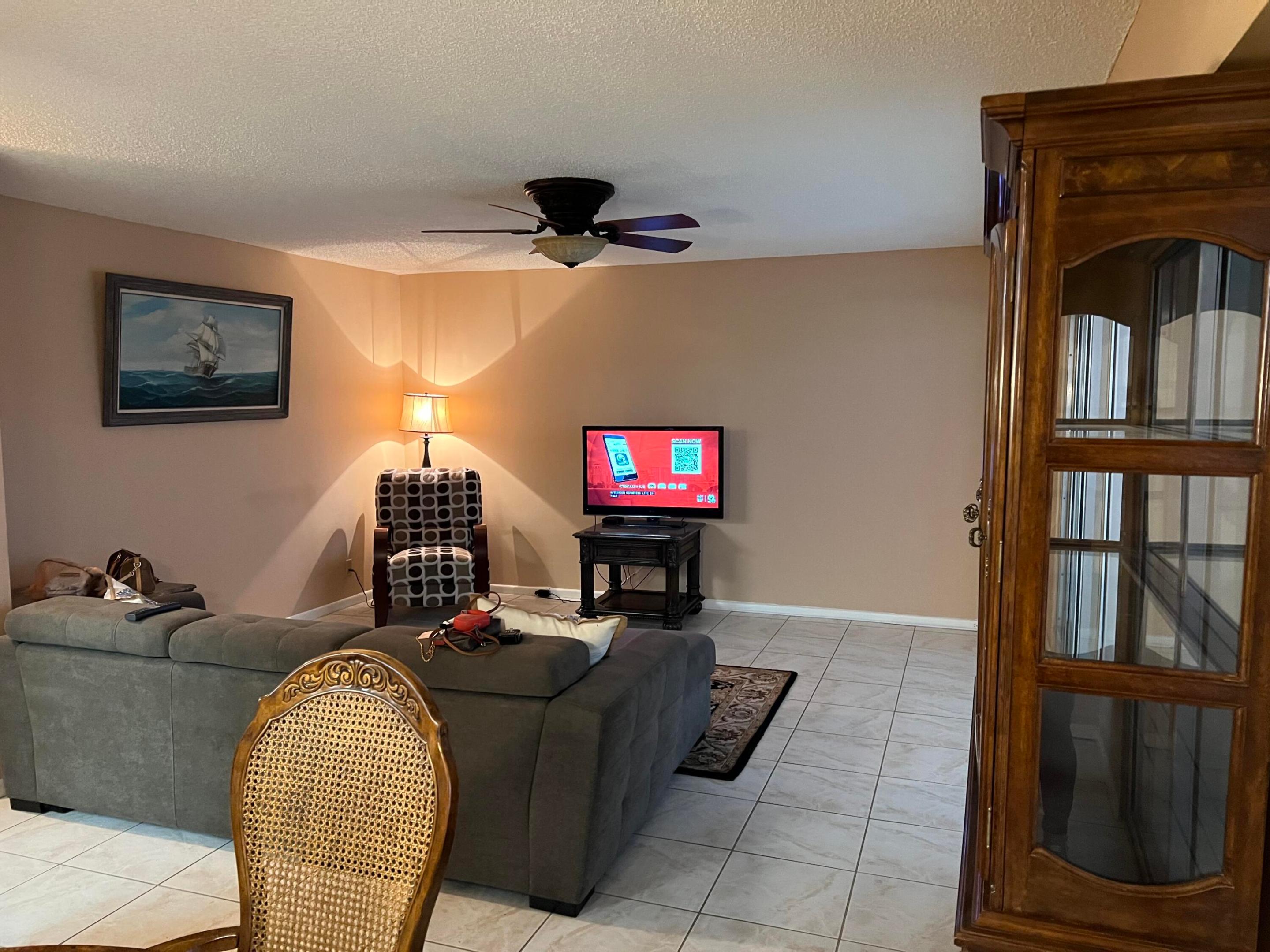 203 Suffolk E Property Photo 4