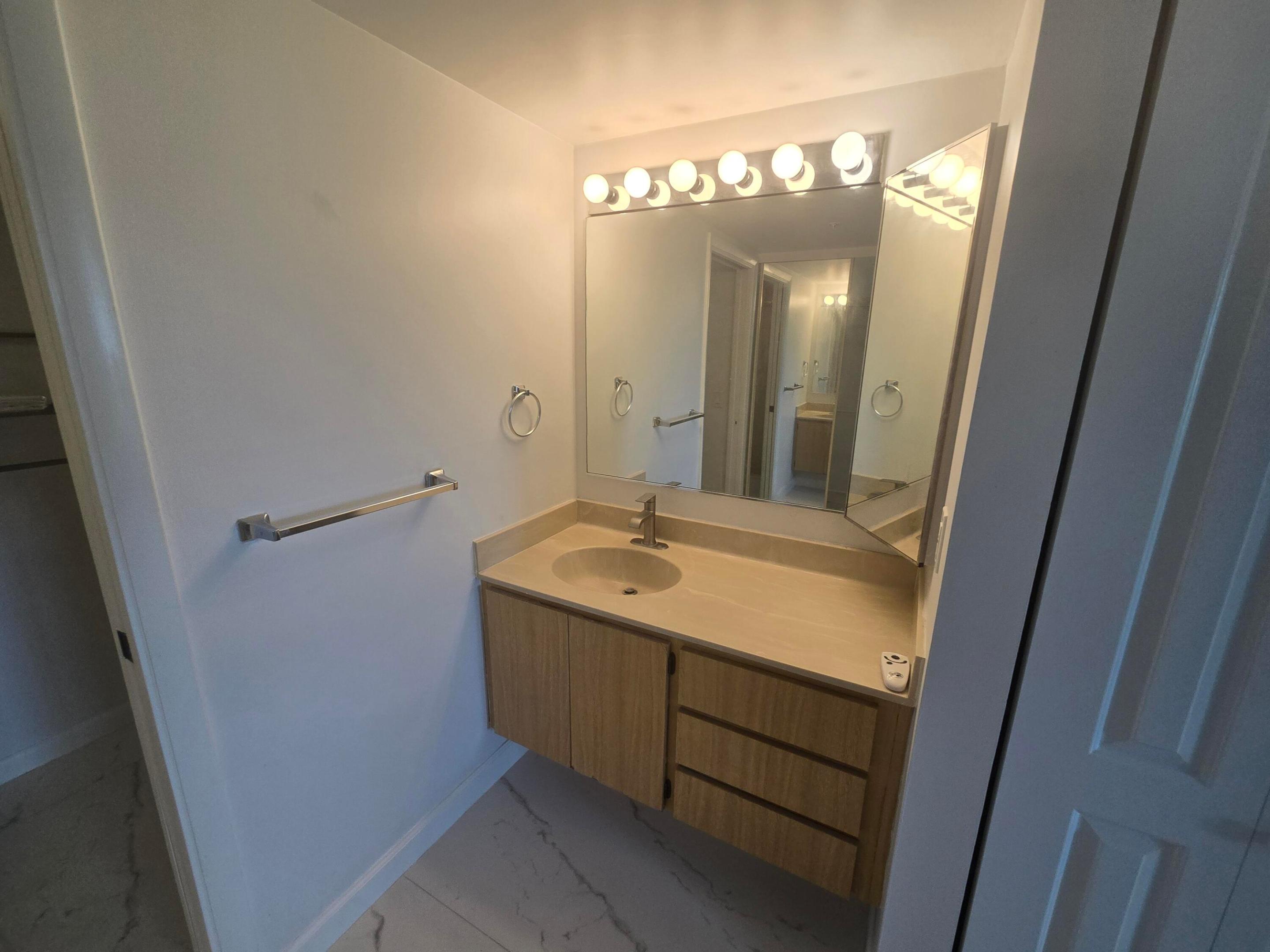 901 Seafarer Circle 104 Property Photo 14