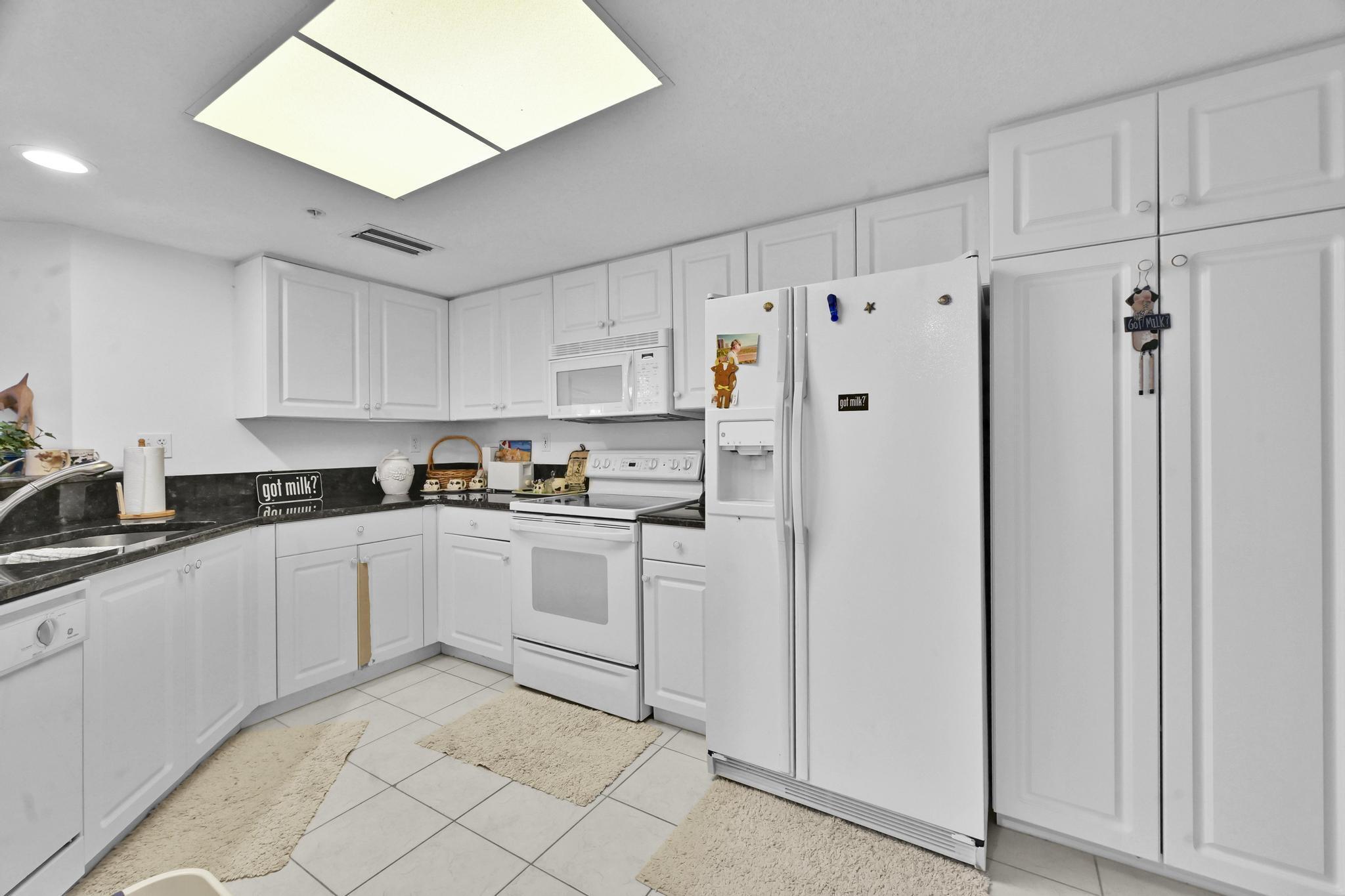 3880 N Highway A1a 402 Property Photo 13
