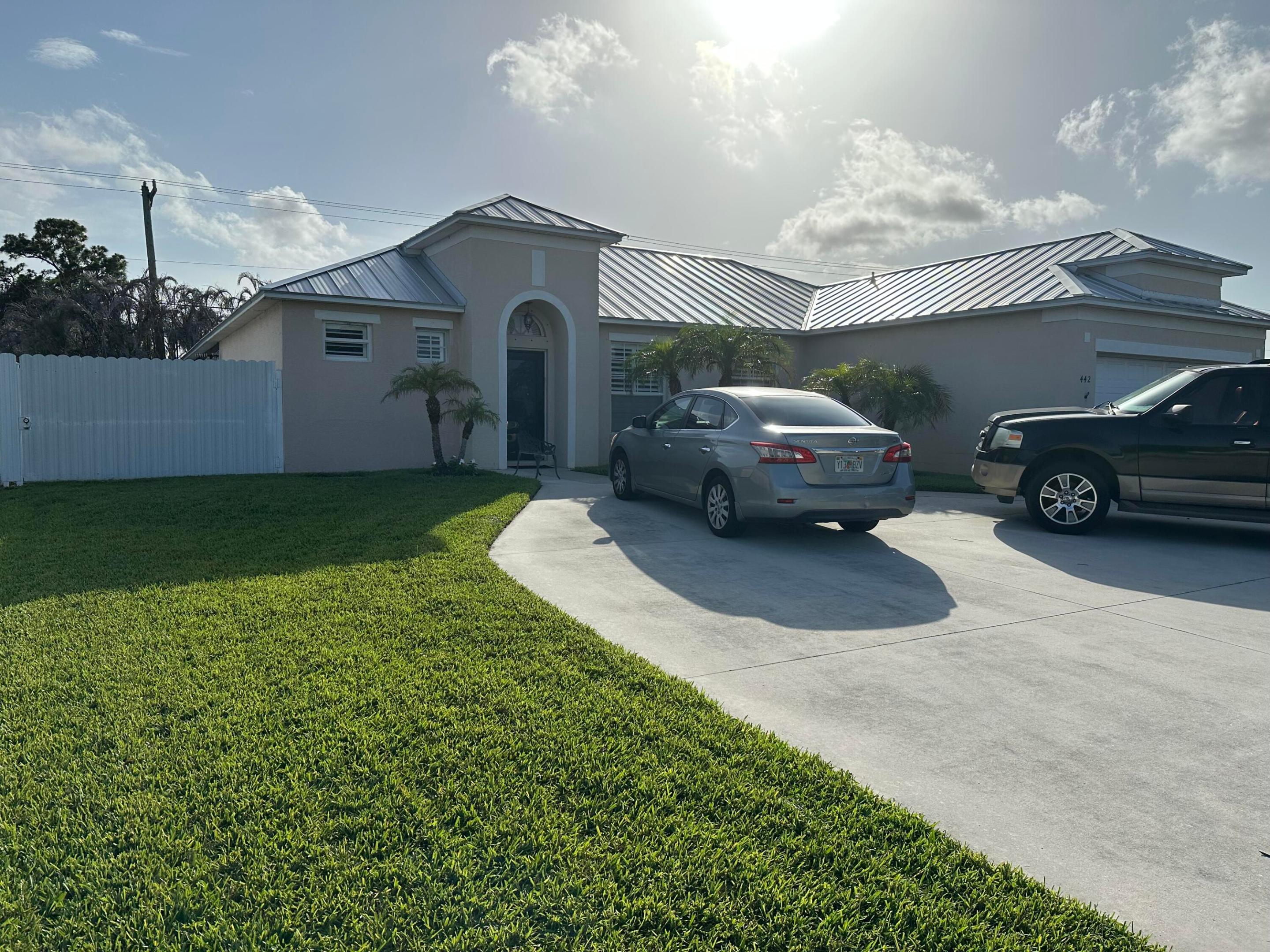 442 Nw Airoso Boulevard Property Photo 1
