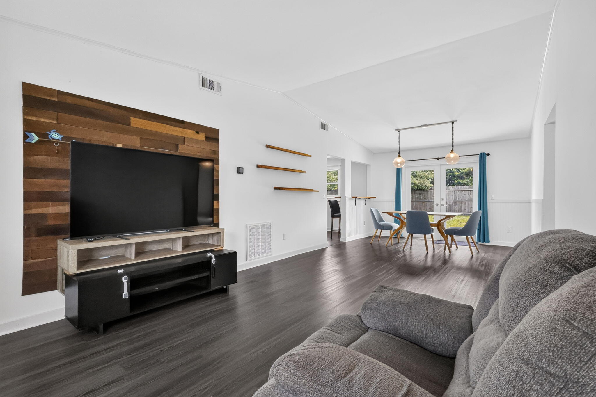 5258 Canal Circle W Property Photo 1