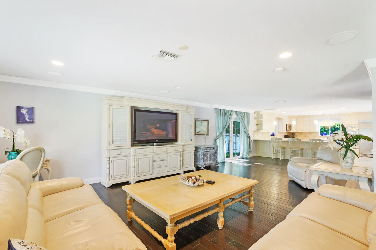 17 E Ocean Avenue Property Photo 7