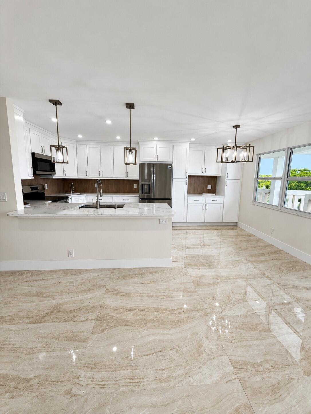 4047 Ainslie C 4047 Property Photo 1