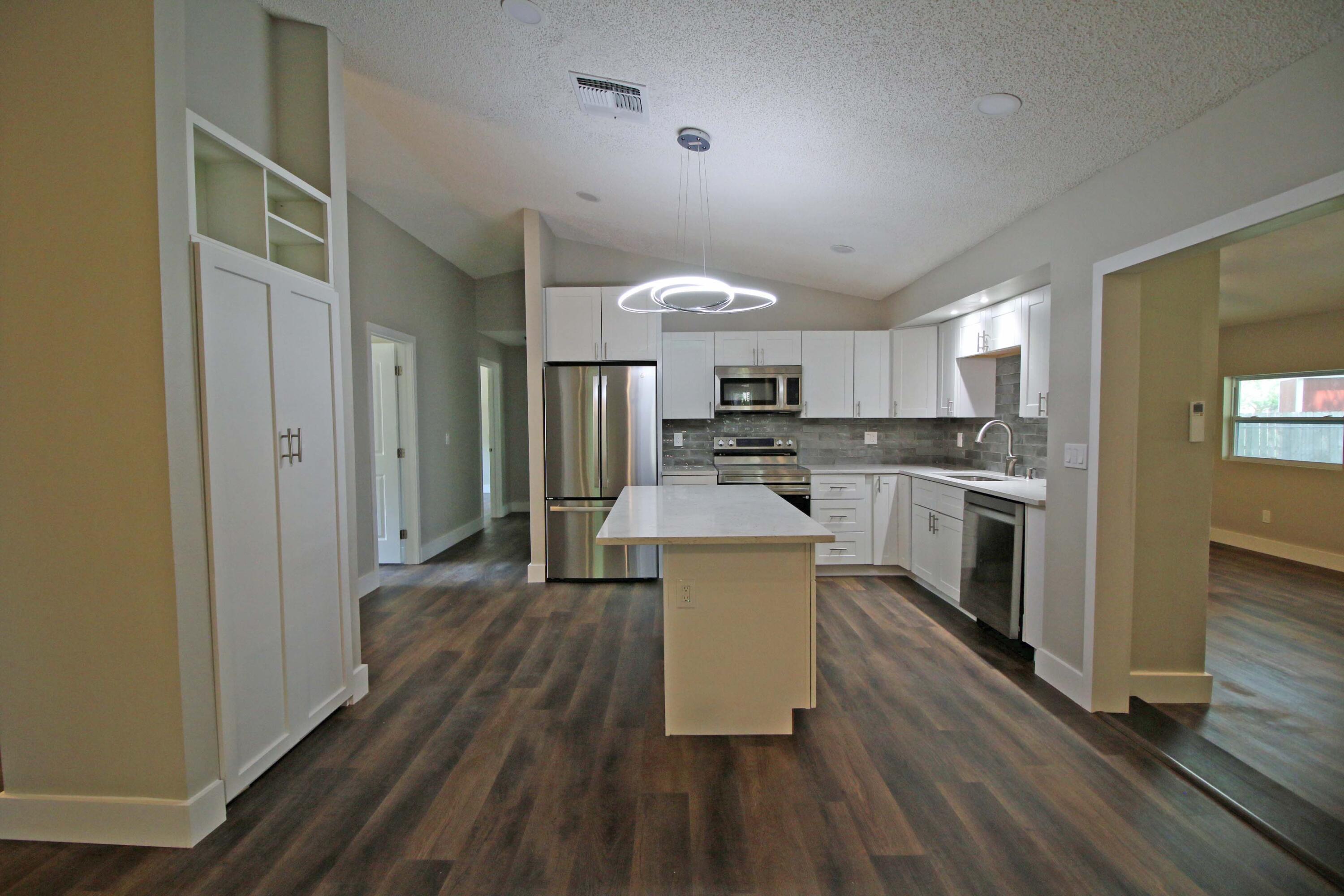 271 Naylor Ne Property Photo 4