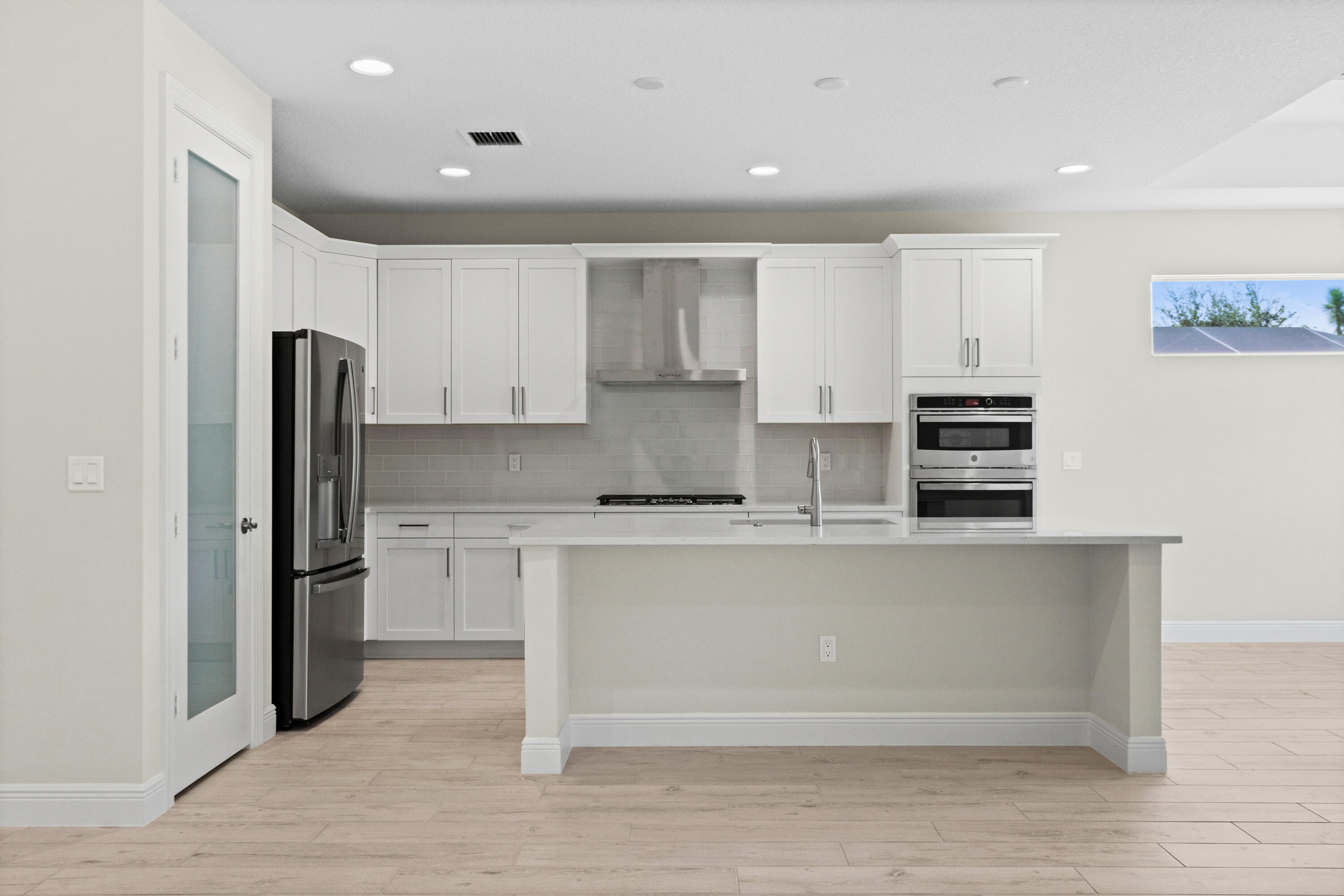 4090 Tower Pointe Way Property Photo 5