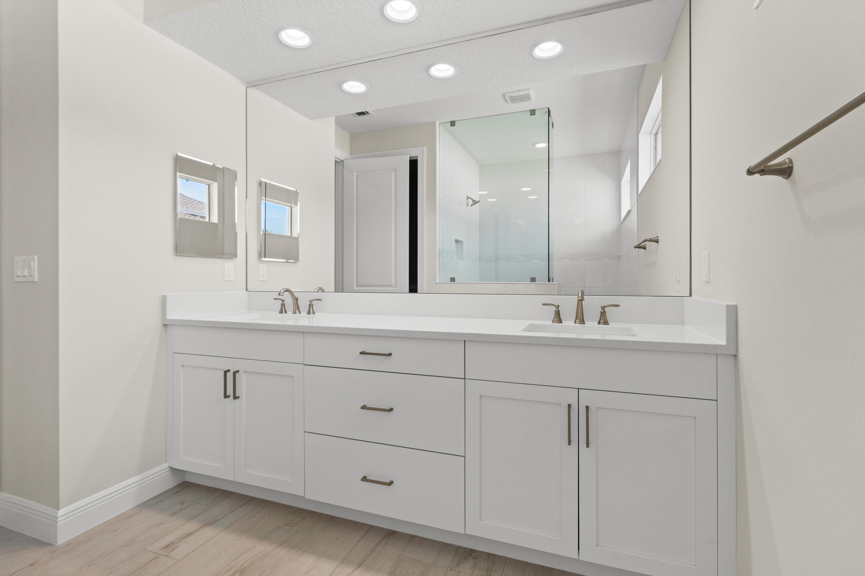 4090 Tower Pointe Way Property Photo 15