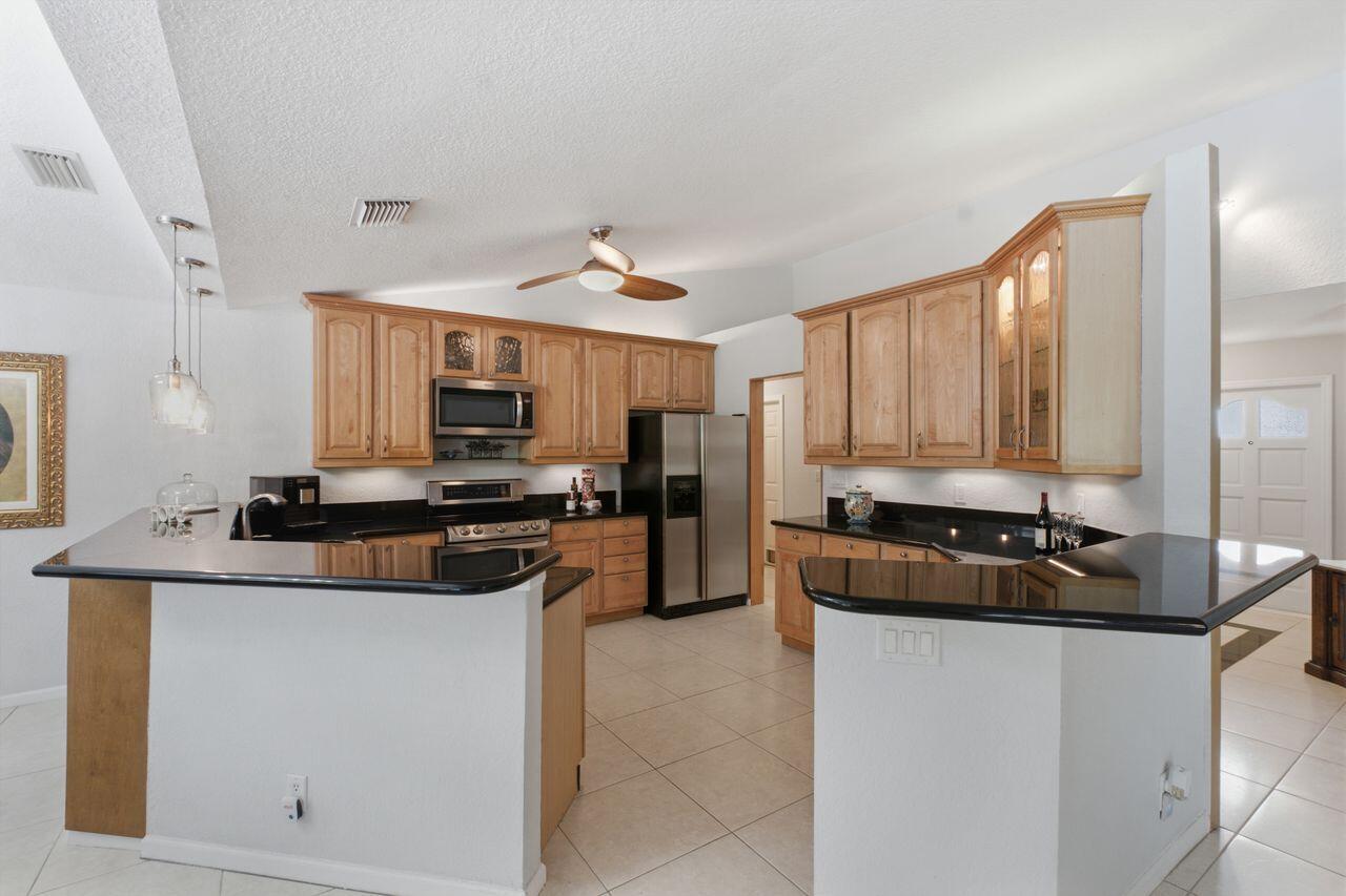 2719 Oak Tree Lane Property Photo 6