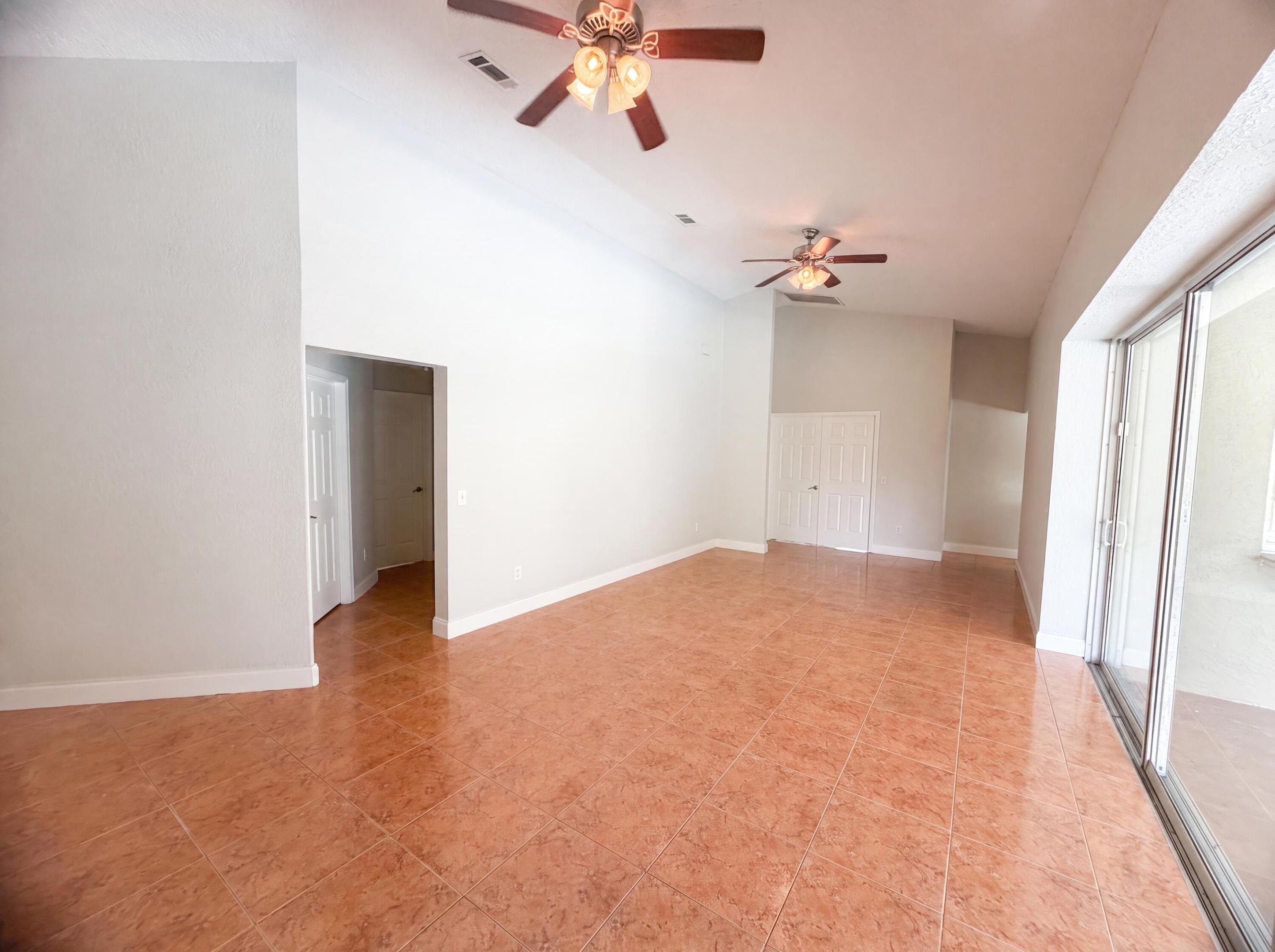 711 Se Celtic Avenue Property Photo 3