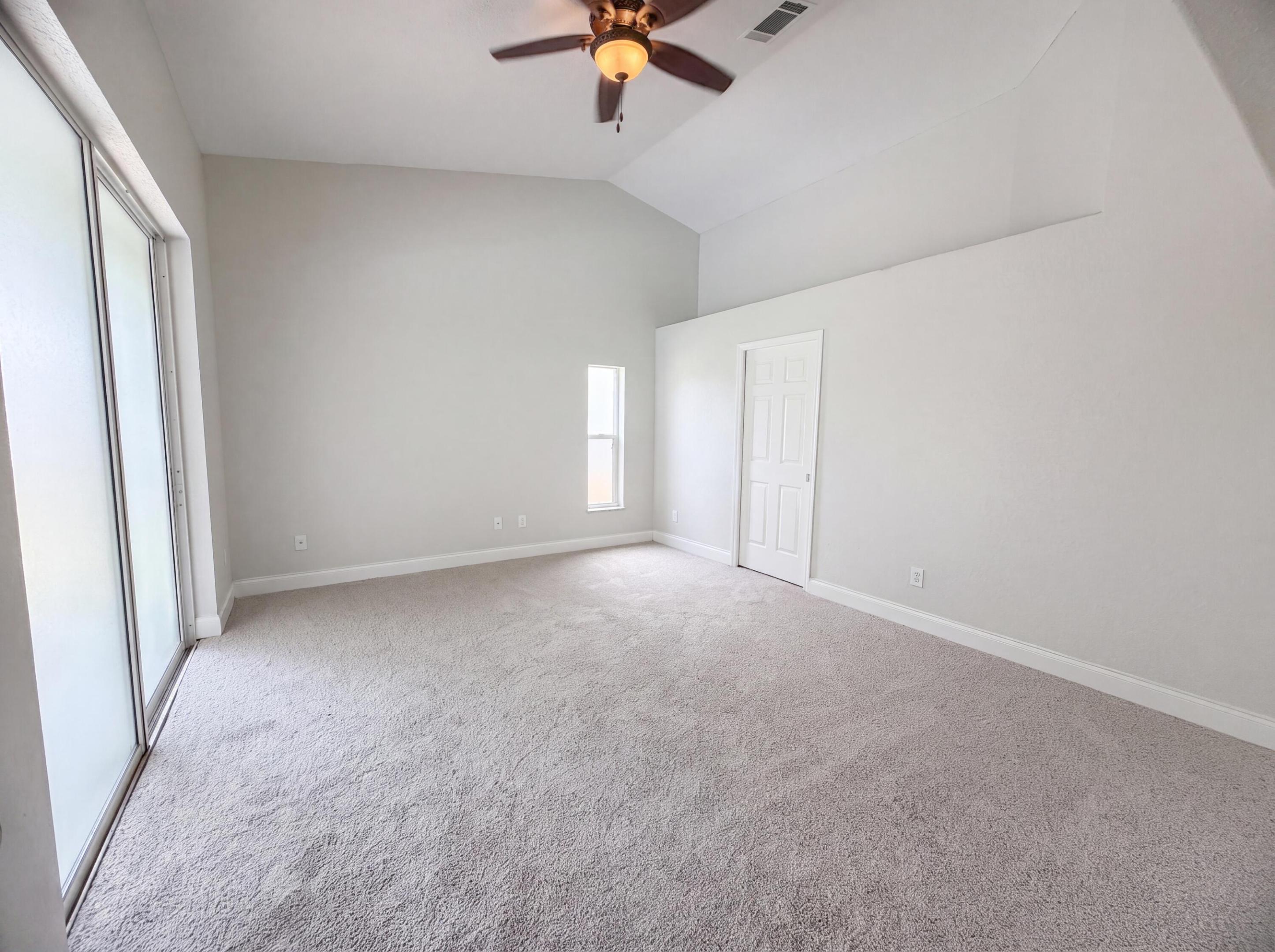 711 Se Celtic Avenue Property Photo 8