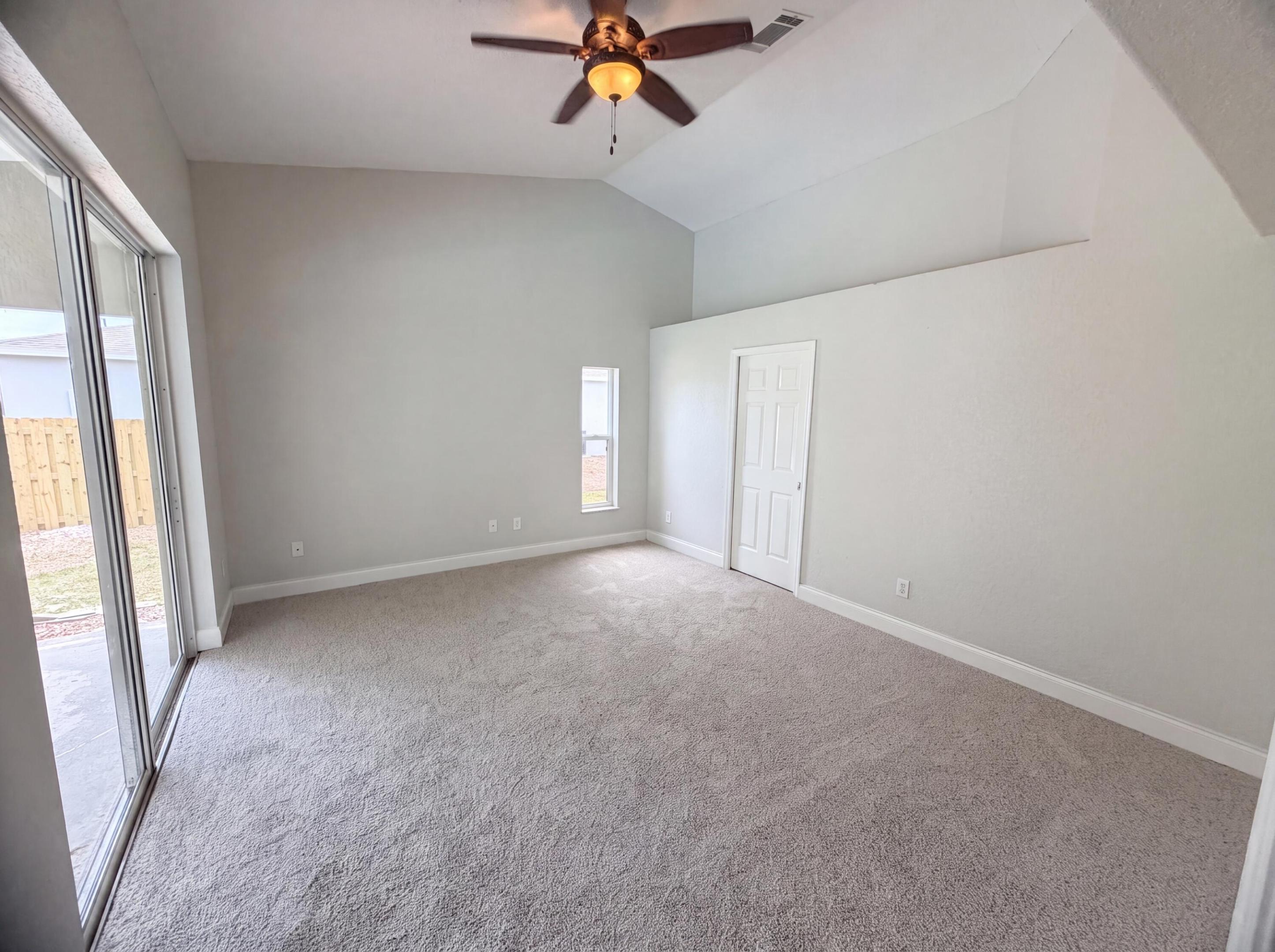 711 Se Celtic Avenue Property Photo 14