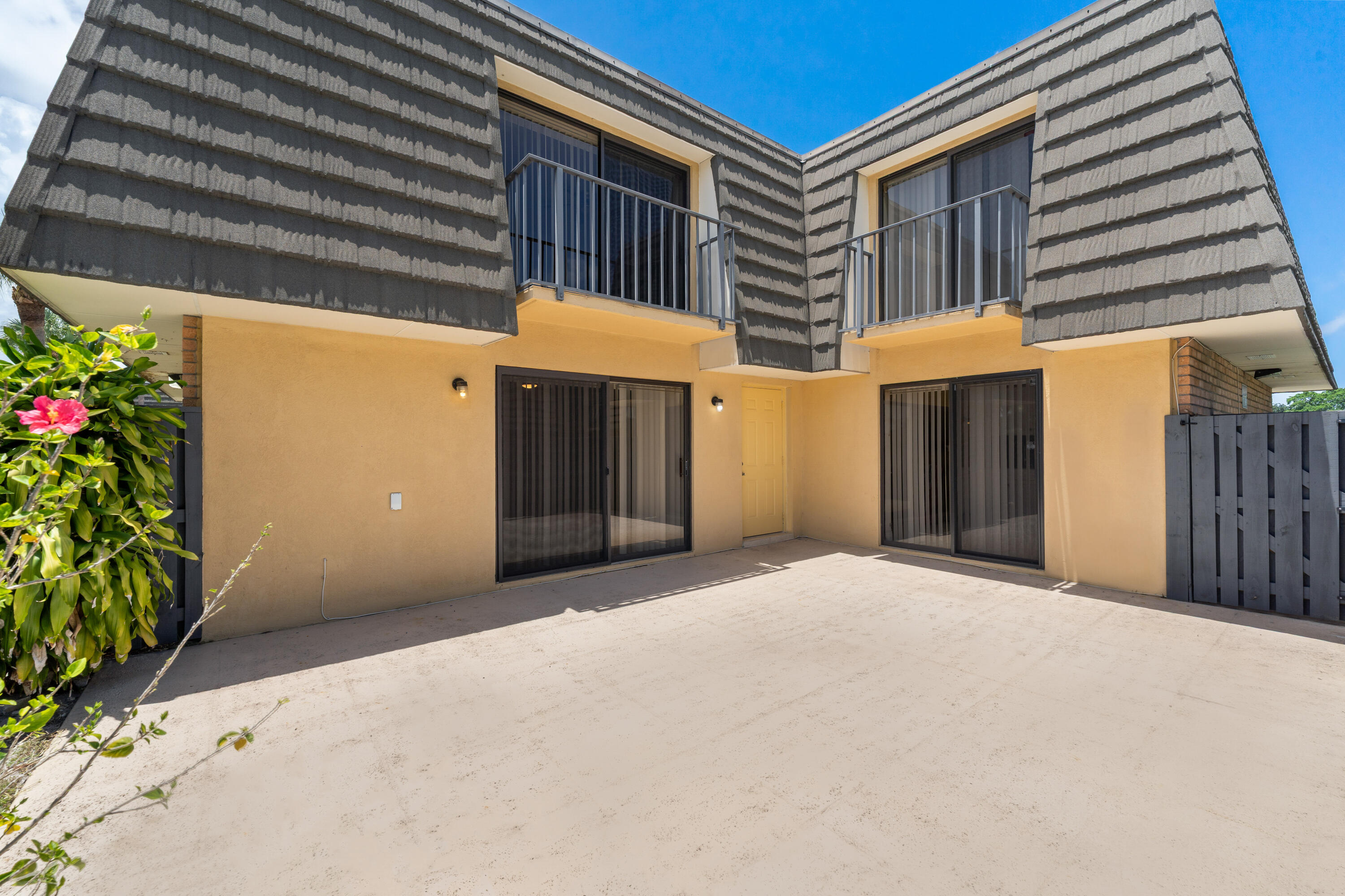 915 9th Way Property Photo 1