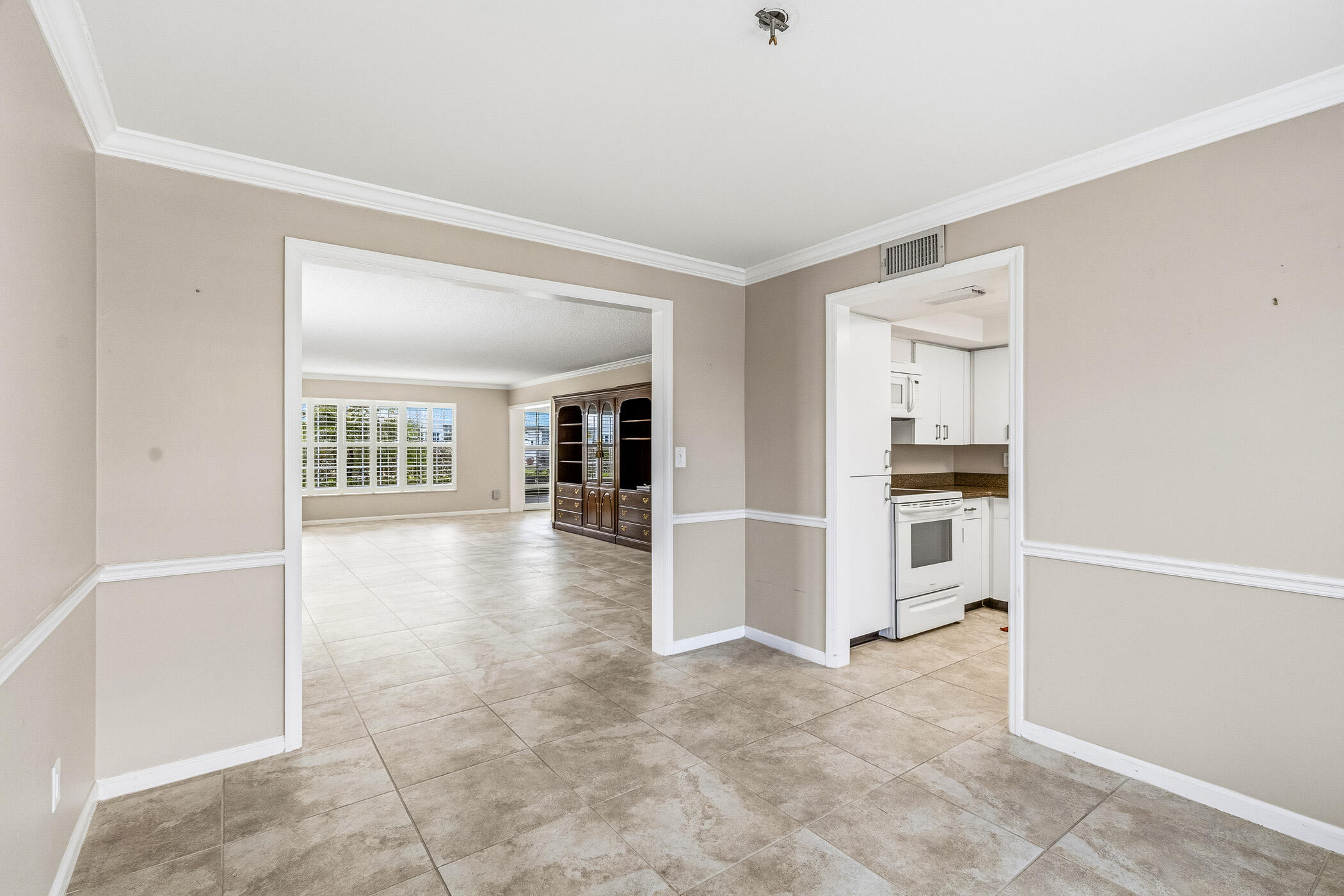 2741 Ocean Drive 31d Property Photo 10