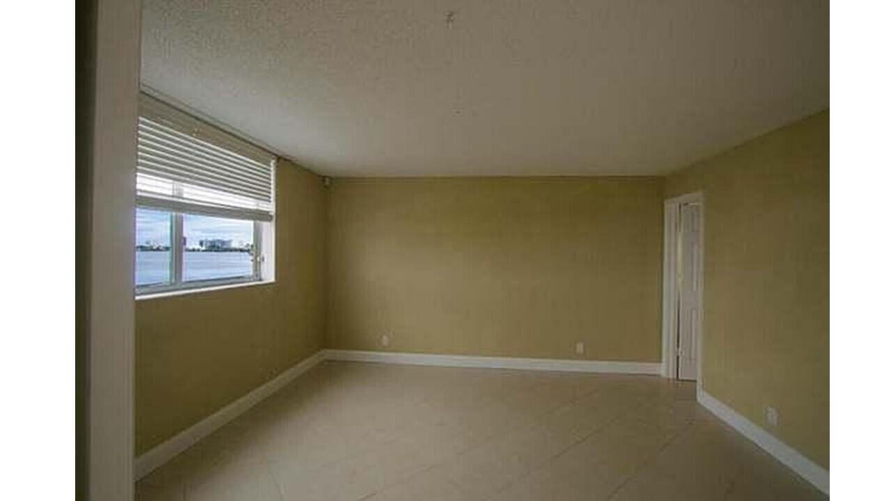 480 Executive Center Drive 2g Property Photo 4