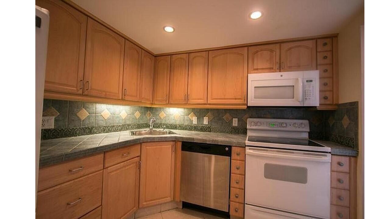 480 Executive Center Drive 2g Property Photo 7