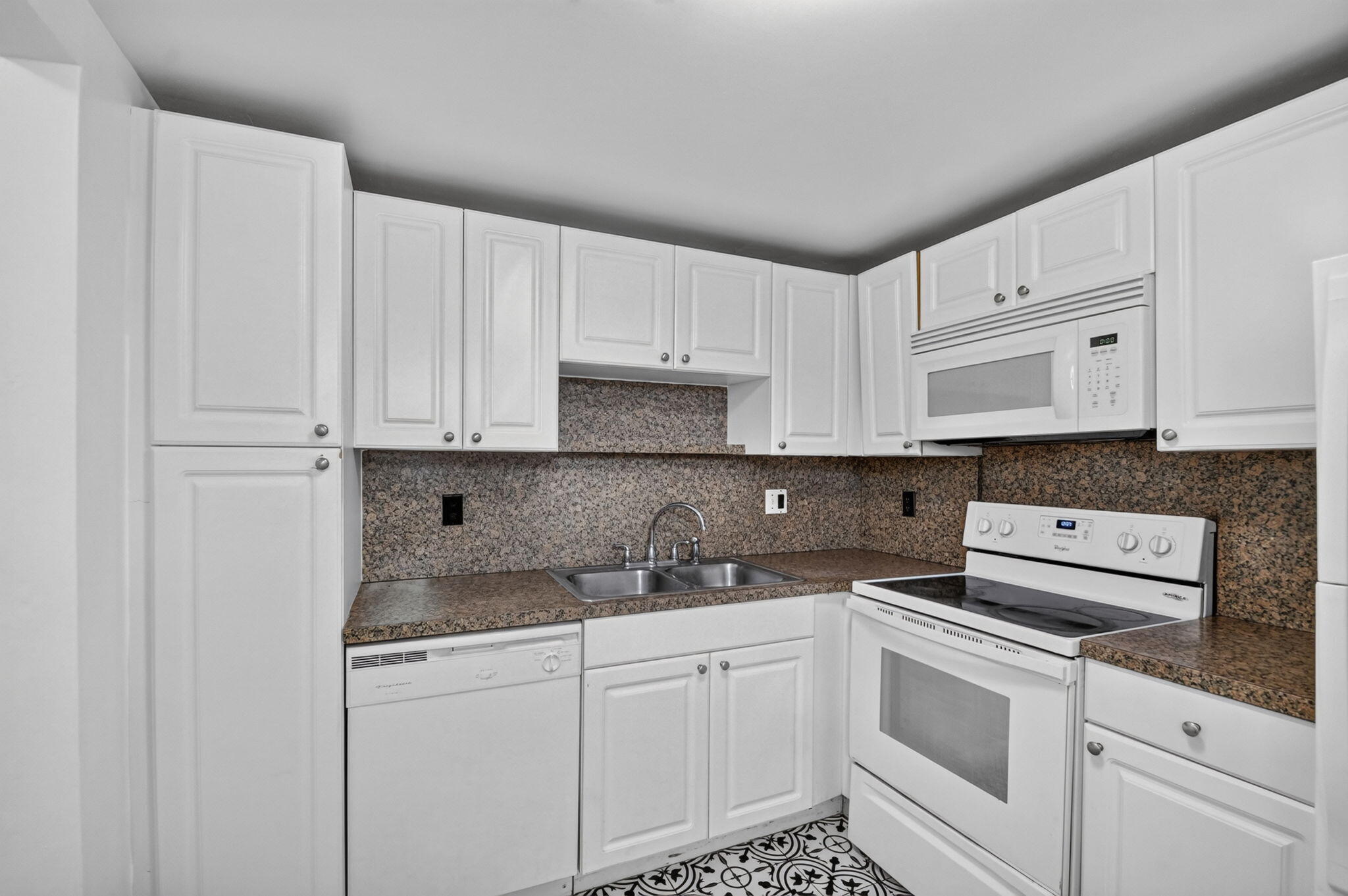 1505 Crescent Circle B24 Property Photo 4
