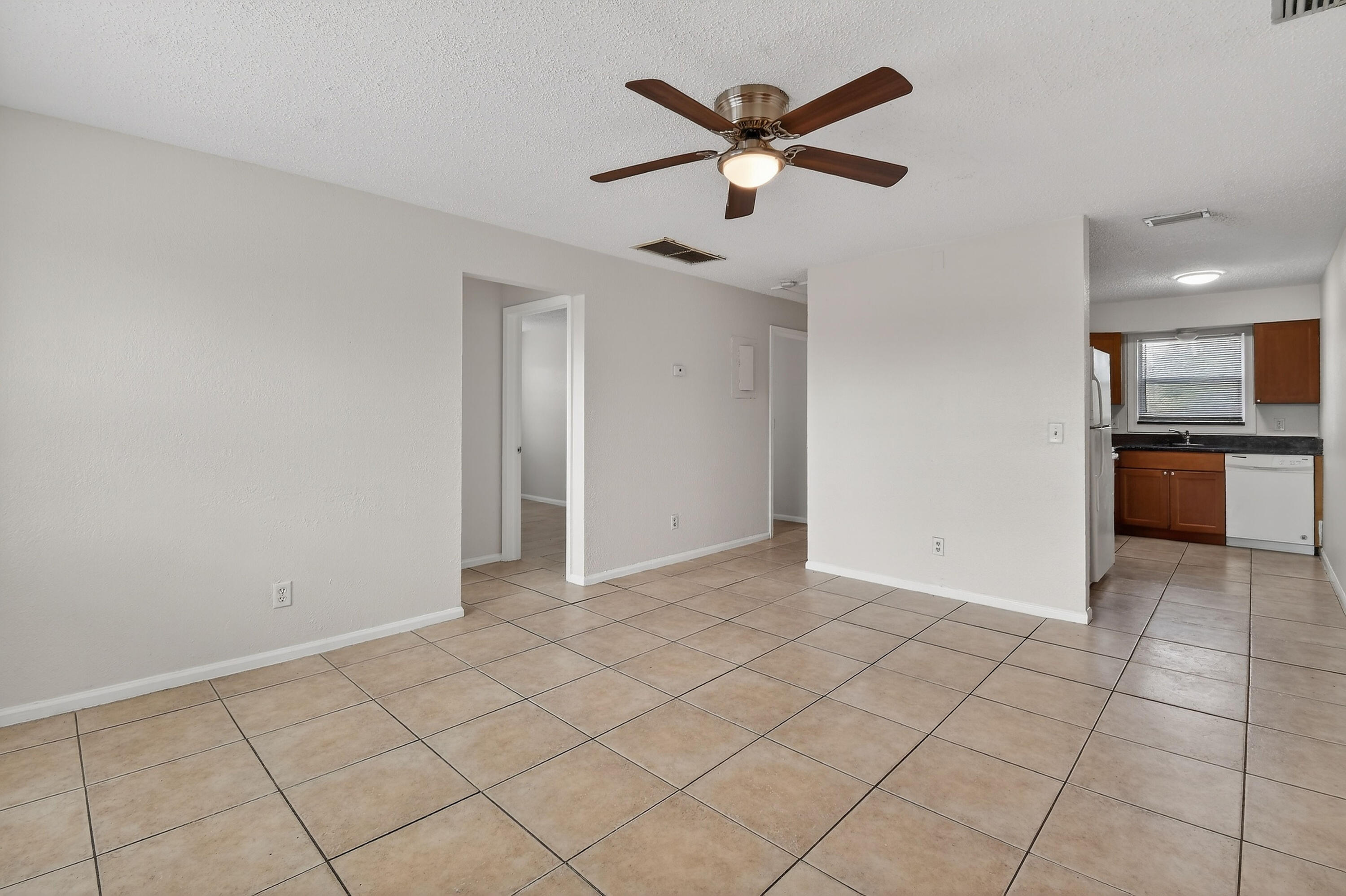 1618 W 26th Court D Property Photo 4
