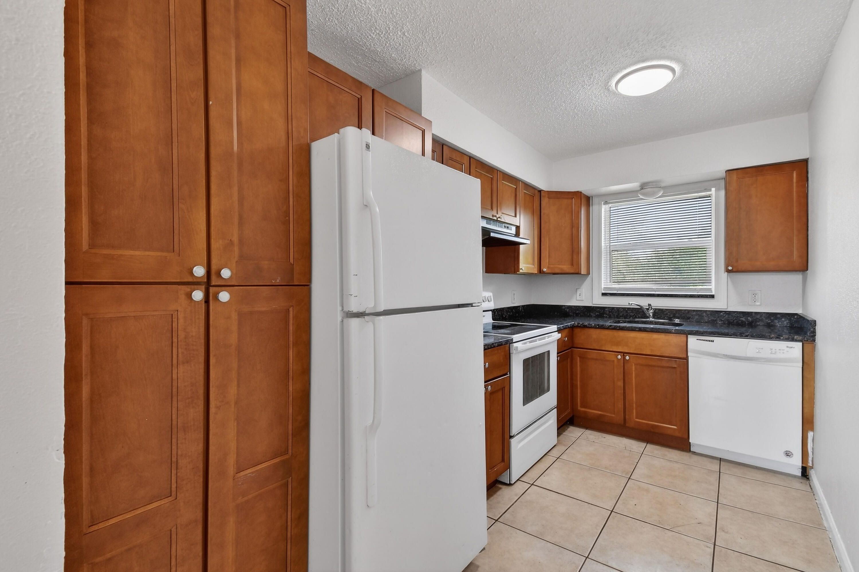 1618 W 26th Court D Property Photo 6