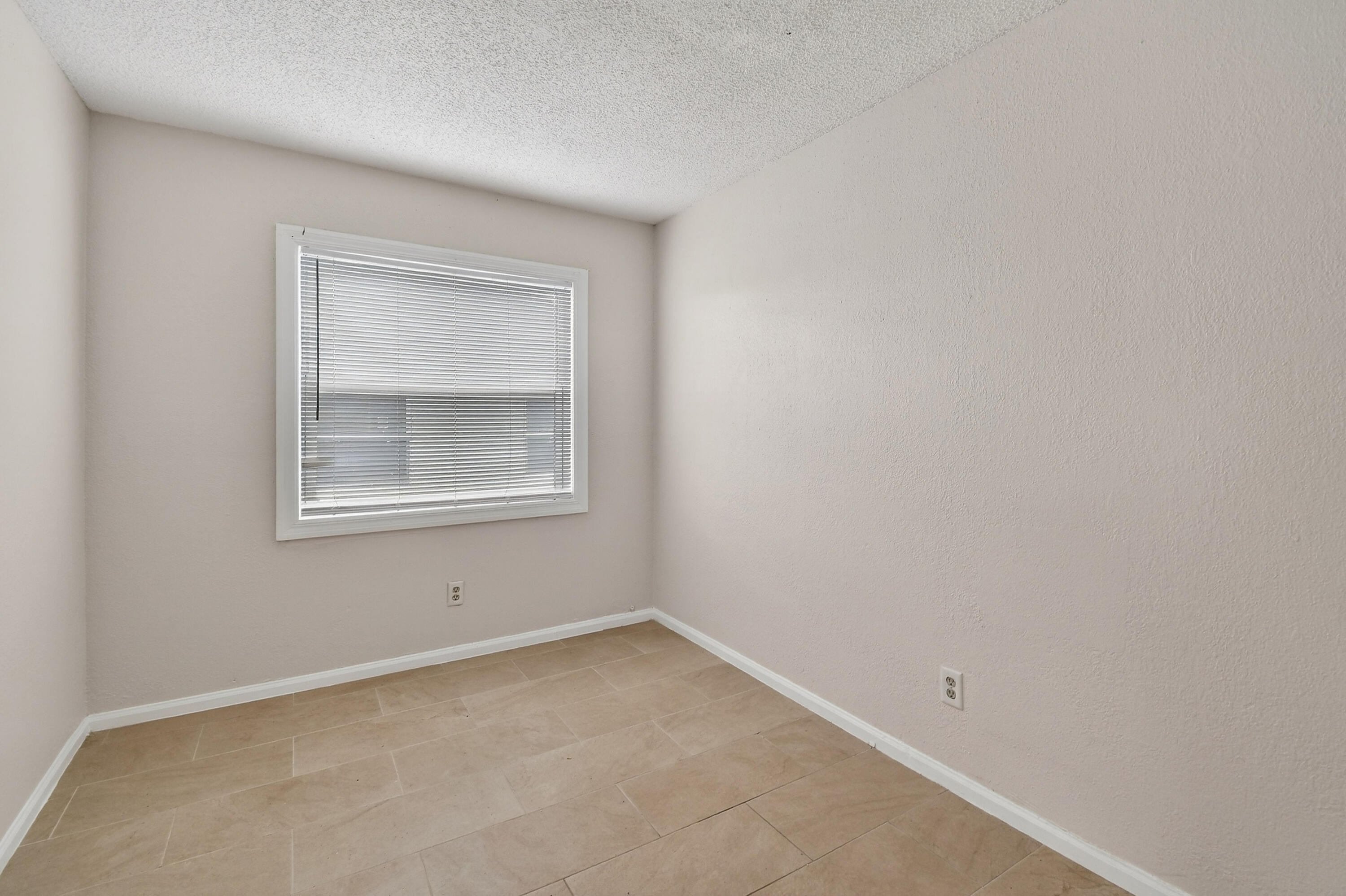 1618 W 26th Court D Property Photo 13